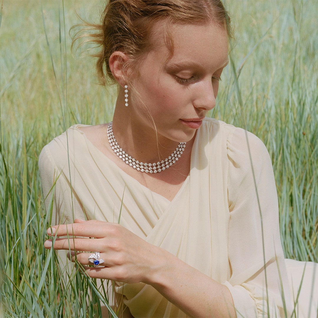 Solitaire Boucle Saphir, platine, un saphir coussin, diamants, collier et boucles d'oreilles Palmyre, or blanc, diamants. Collections Solitaires de Haute Joaillerie et Palmyre, Van Cleef & Arpels.