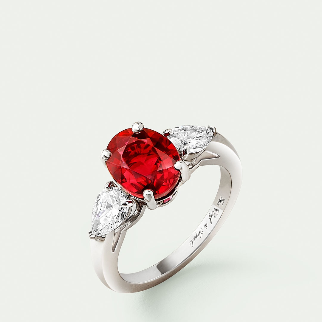 Solitaire Motifs Pétales Rubis, platine, un rubis coussin de 2,03 carats, diamants. Collection Solitaires de Haute Joaillerie, Van Cleef & Arpels.
