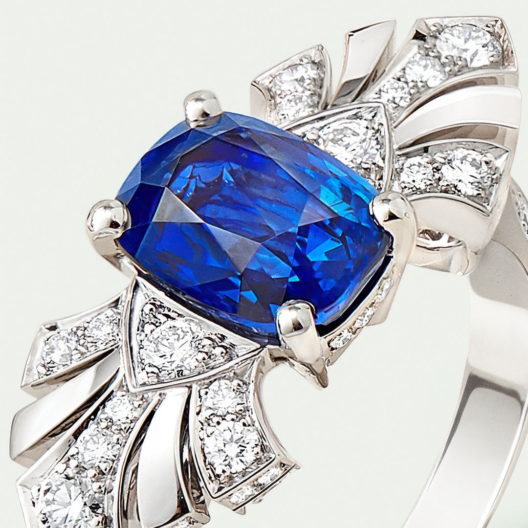 Solitaire Eventails, platine, diamants ronds, un saphir taille émeraude. Collection Solitaires de Haute Joaillerie, Van Cleef & Arpels.