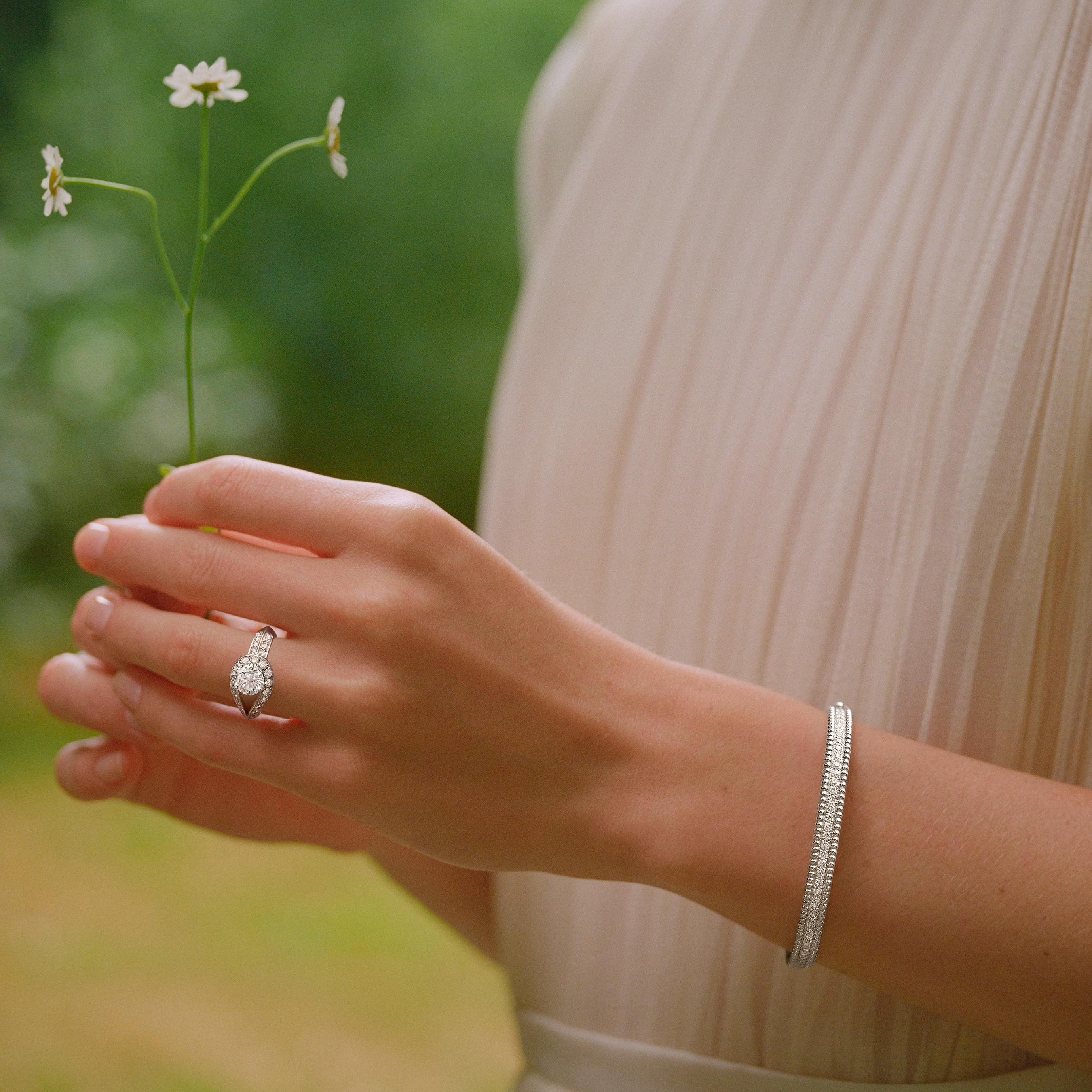 Couture solitaire, platinum, diamonds, one round 1.00 carat DIF diamond. Solitaires and Engagement rings collection, Van Cleef & Arpels.