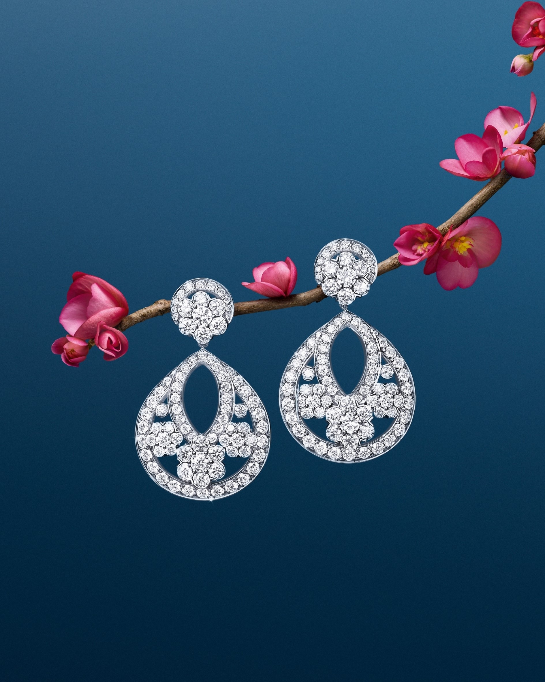 Snowflake胸針及吊墜,鉑金,白K金,鑽石。Snowflake系列,Van Cleef & Arpels梵克雅寶。