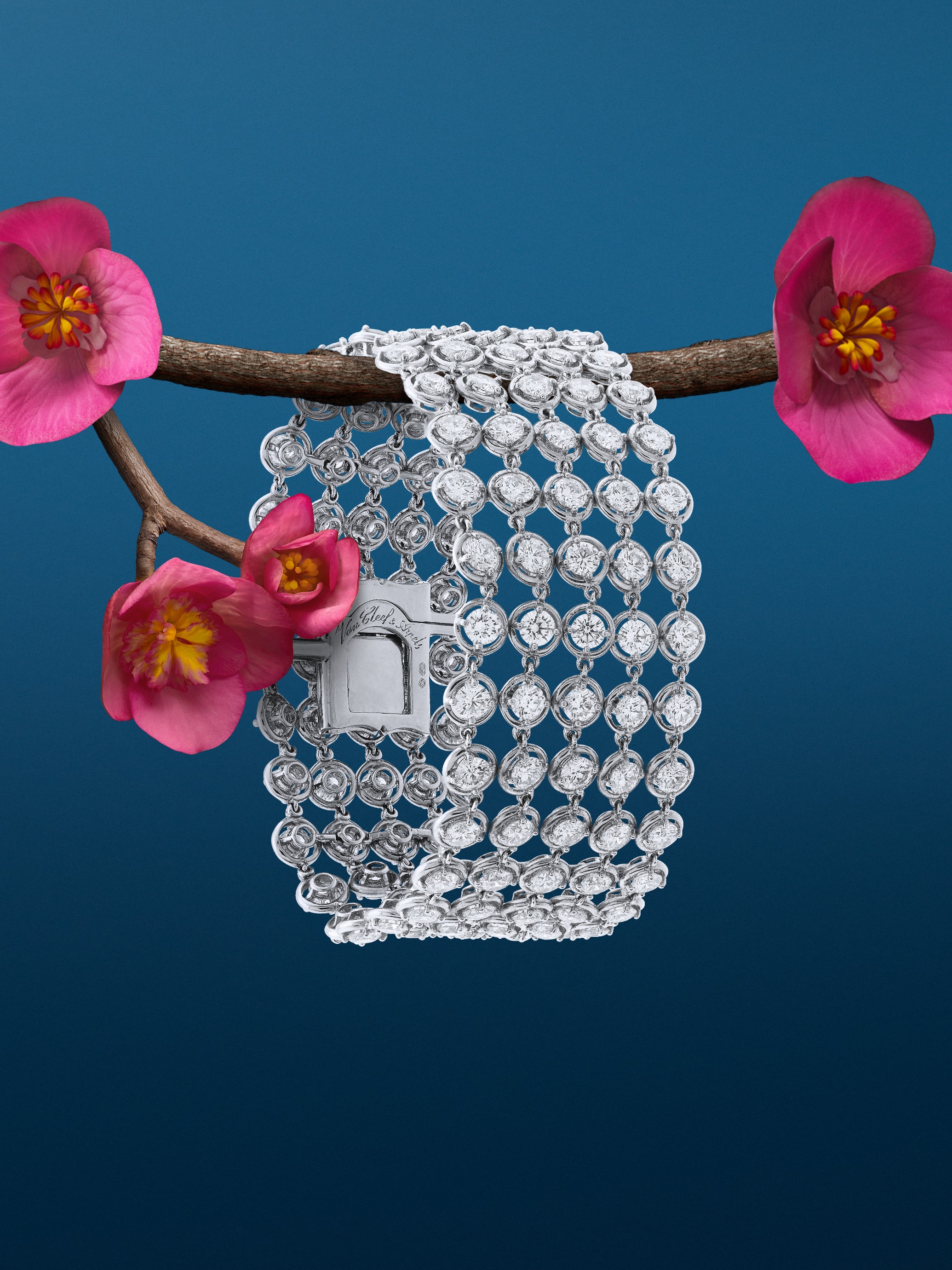 سوار بالمير، ذهب أبيض عيار 18 قيراط، ماس. مجموعة مجوهرات بالمير الراقية، دار فان كليف أند آربلز.