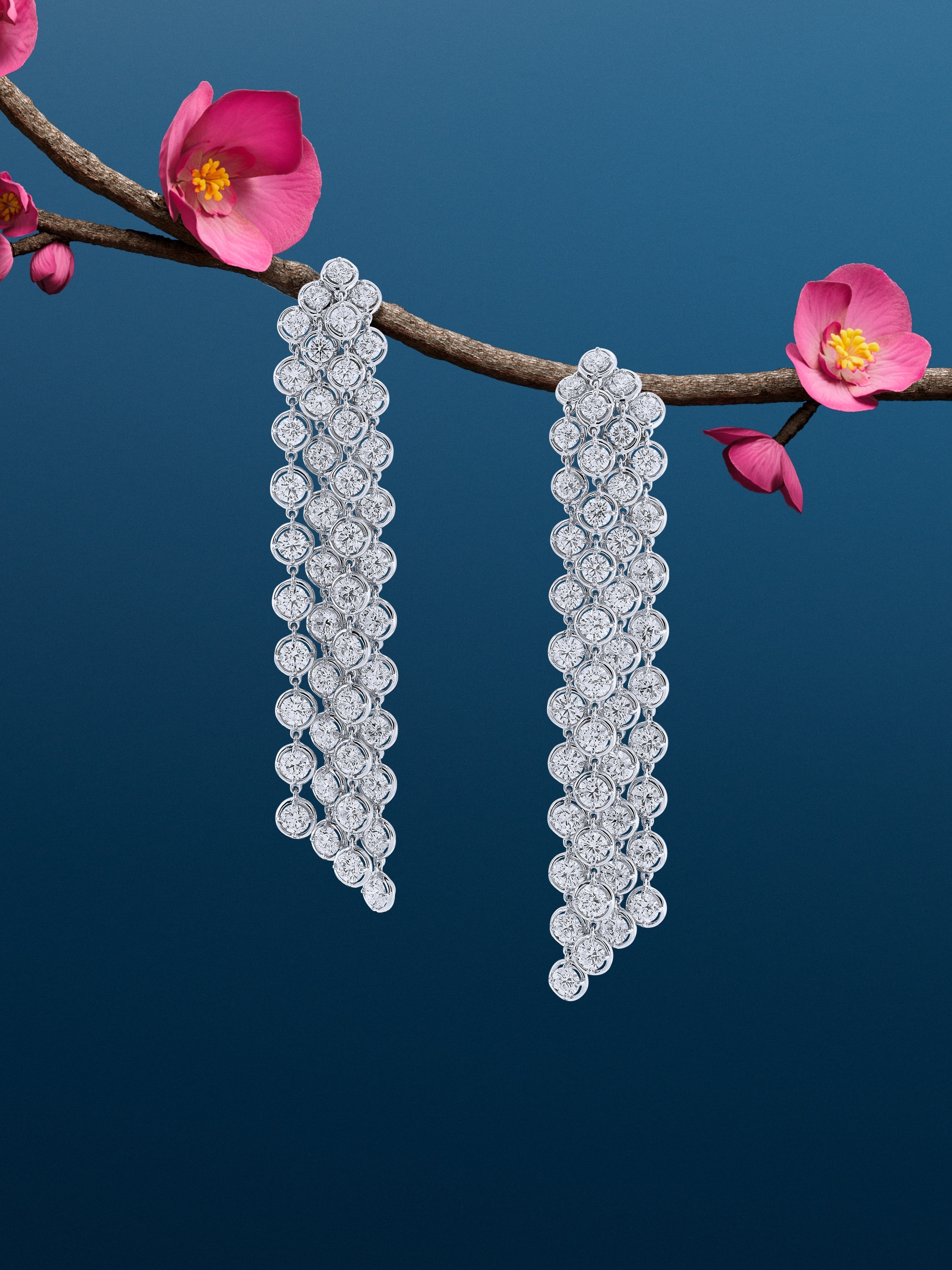 أقراط أذن بالمير، ذهب أبيض عيار 18 قيراط، ماس. مجموعة مجوهرات بالمير الراقية، دار فان كليف أند آربلز.