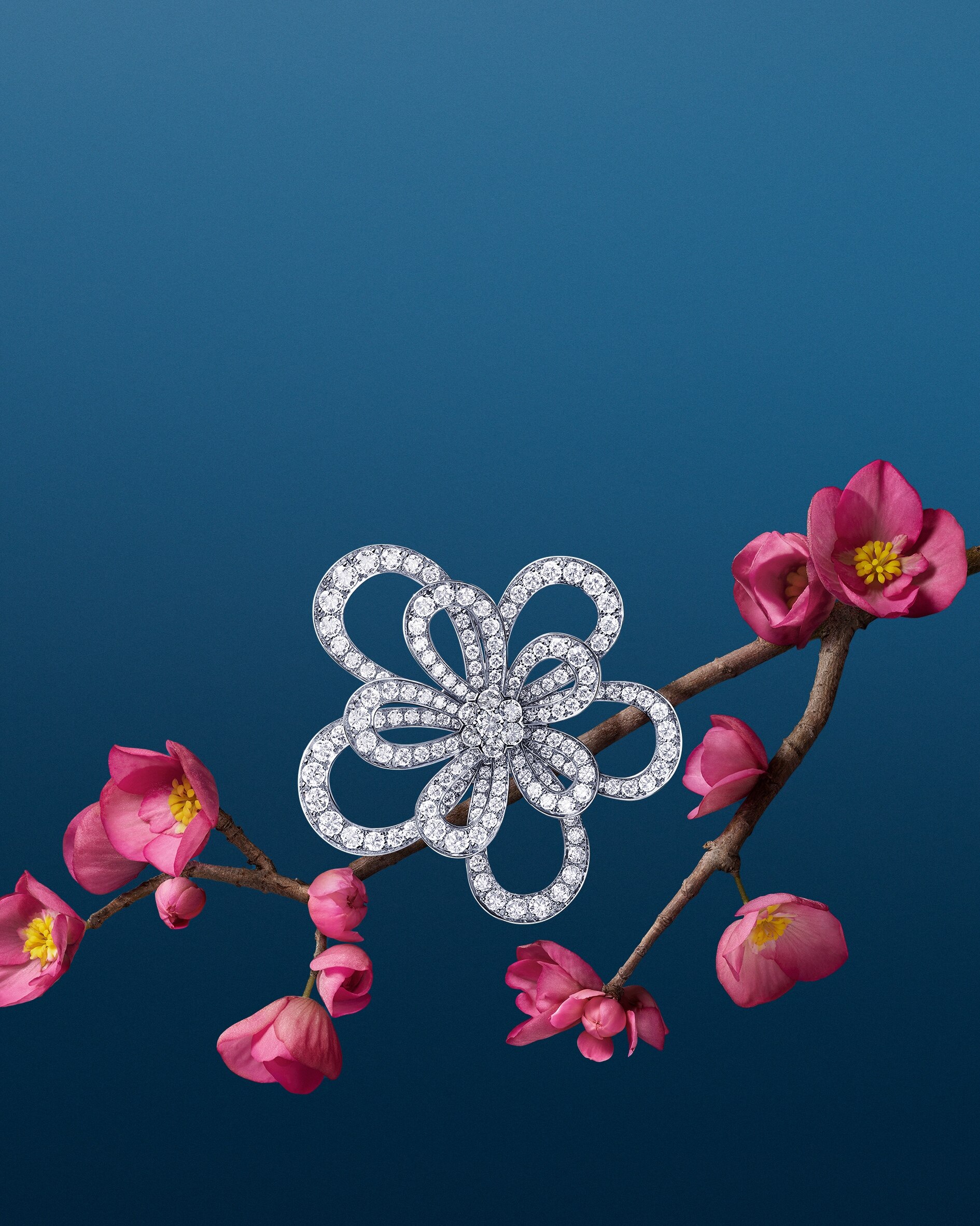 Flowerlace pendant, white gold, diamonds. Flowerlace collection, Van Cleef & Arpels.