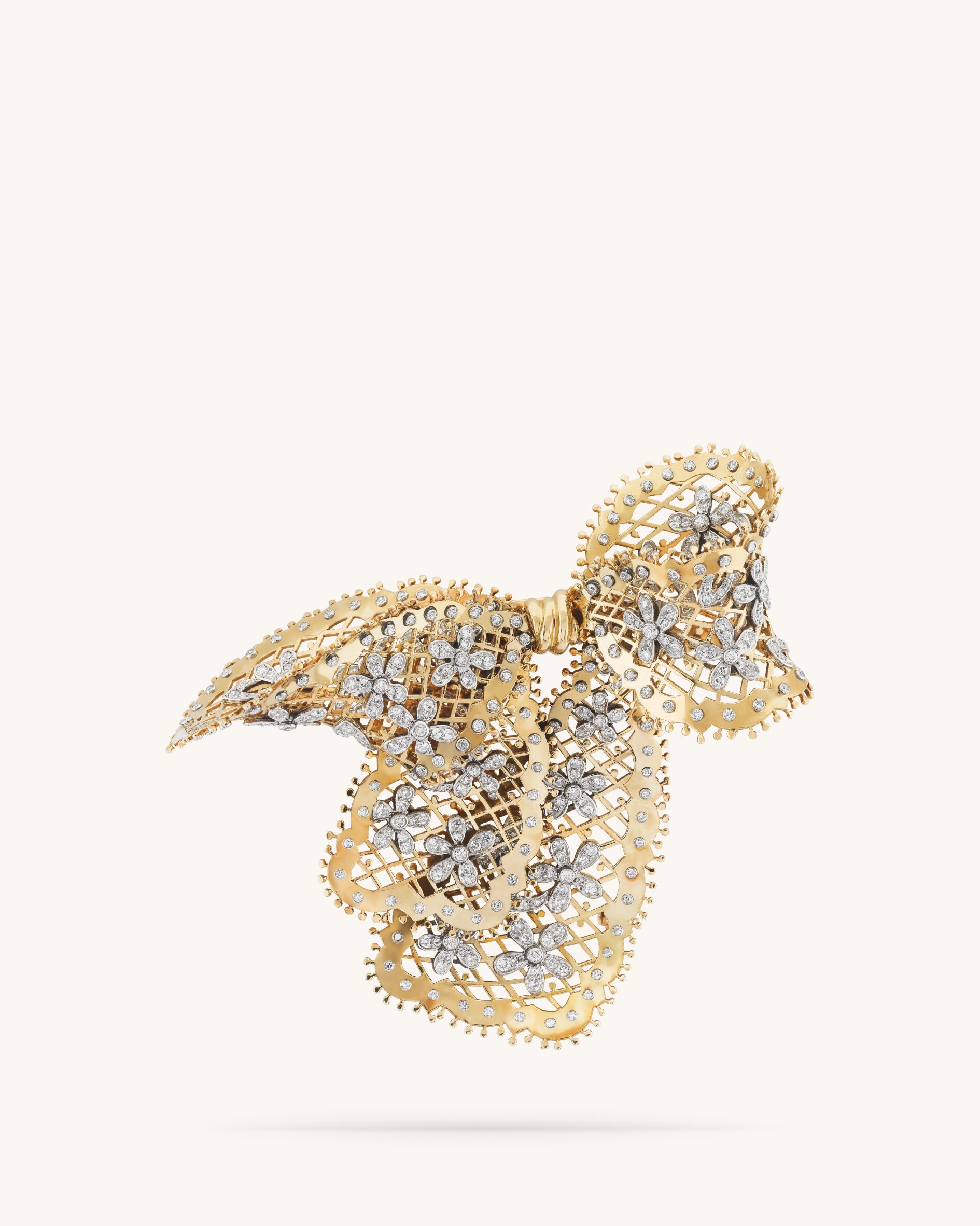 Dentelle clip, yellow gold, platinum, round diamonds, 1940. Heritage collection, Van Cleef & Arpels.