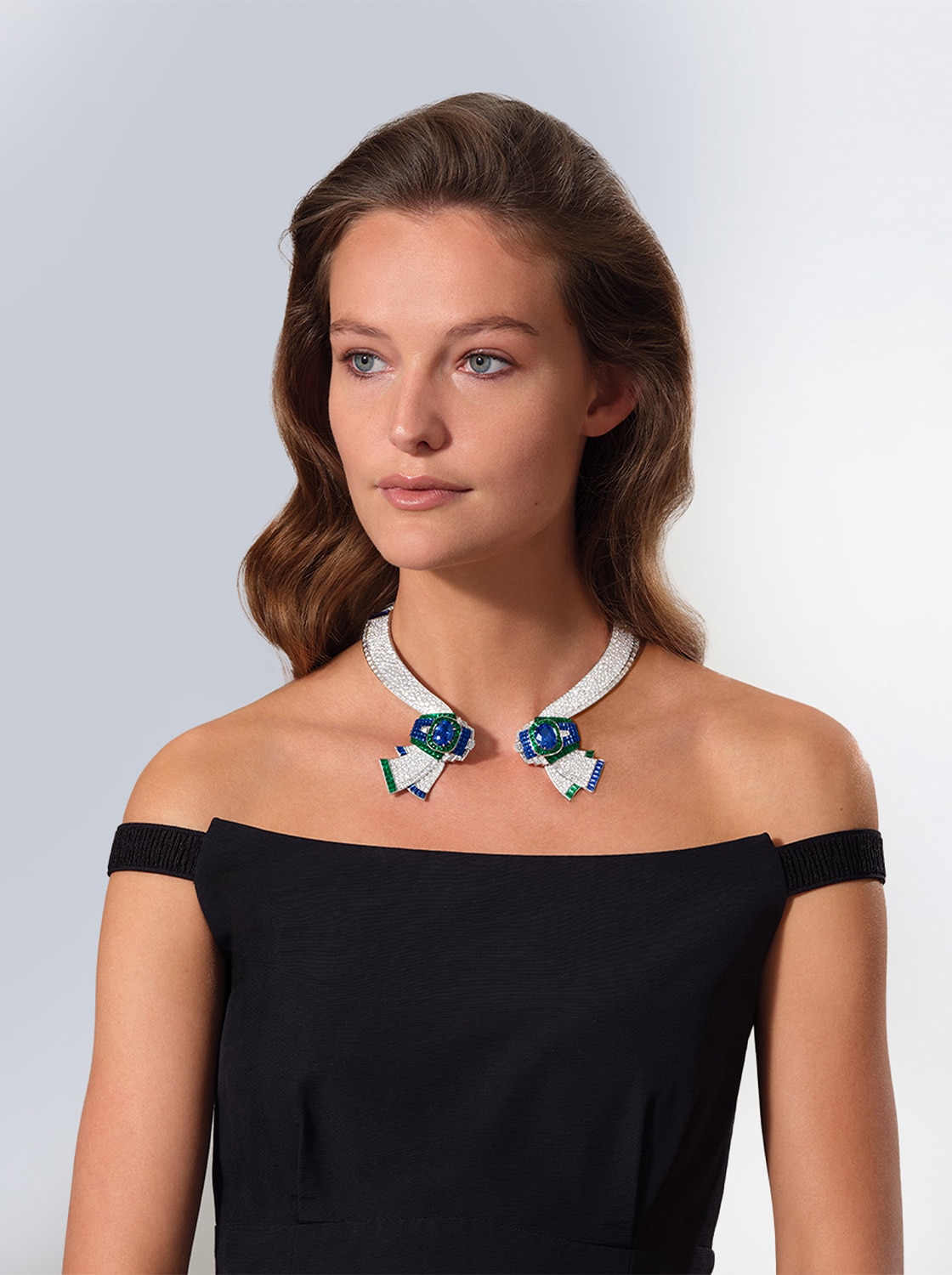 Effet drapé Mystérieux necklace, white gold, rose gold, oval-cut sapphires of 11.47 carats (Sri Lanka) and 10.18 carats (Madagascar), buff-topped Traditional Mystery Set emeralds and sapphires, emeralds, sapphires, diamonds. Pierres de Caractère collection, Van Cleef & Arpels.