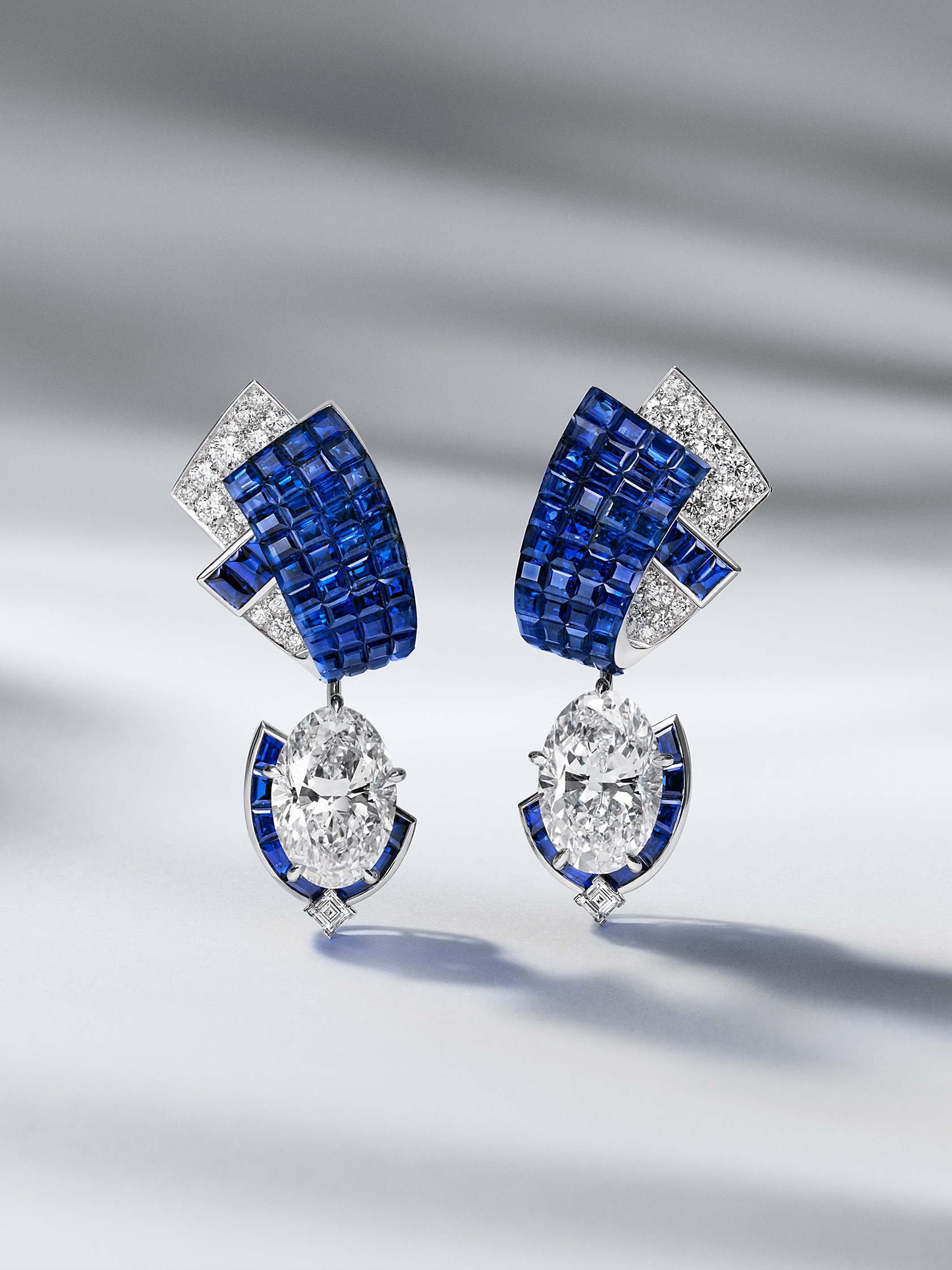 Flanelle Mystérieuse saphir earrings, detachable pendants, white gold, rose gold, two oval-cut DFL Type 2A diamonds of 5.31 and 5.12 carats, Traditional Mystery Set sapphires, sapphires, diamonds. Pierres de Caractère collection, Van Cleef & Arpels.