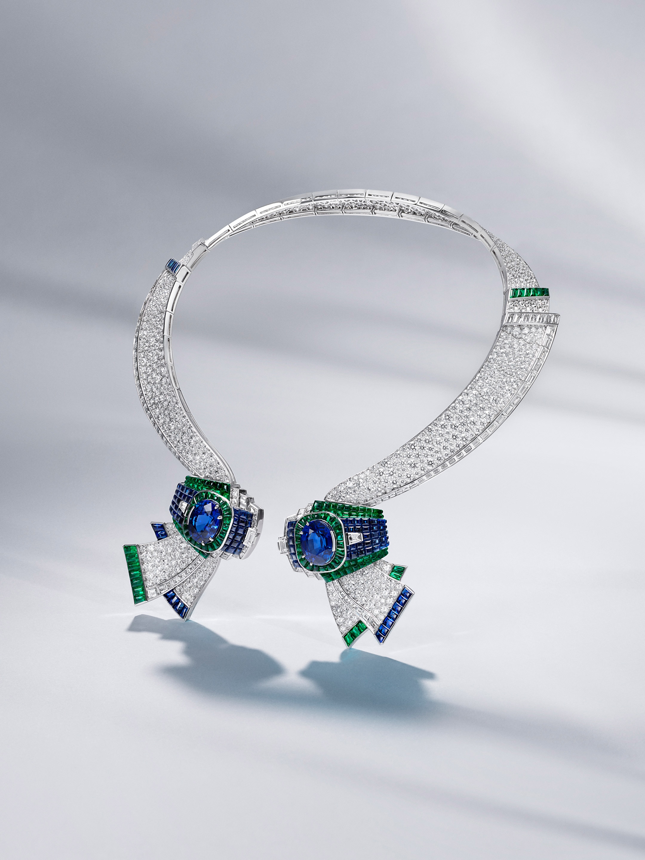 Effet drapé Mystérieux necklace, white gold, rose gold, oval-cut sapphires of 11.47 carats (Sri Lanka) and 10.18 carats (Madagascar), buff-topped Traditional Mystery Set emeralds and sapphires, emeralds, sapphires, diamonds. Pierres de Caractère collection, Van Cleef & Arpels.