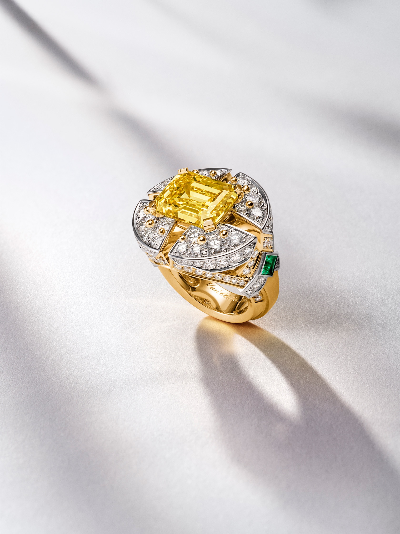 Sagesse rayonnante ring, yellow gold, white gold, emerald-cut Fancy Vivid Yellow diamond of 8.18 carats, emeralds, diamonds. Pierres de Caractère collection, Van Cleef & Arpels.