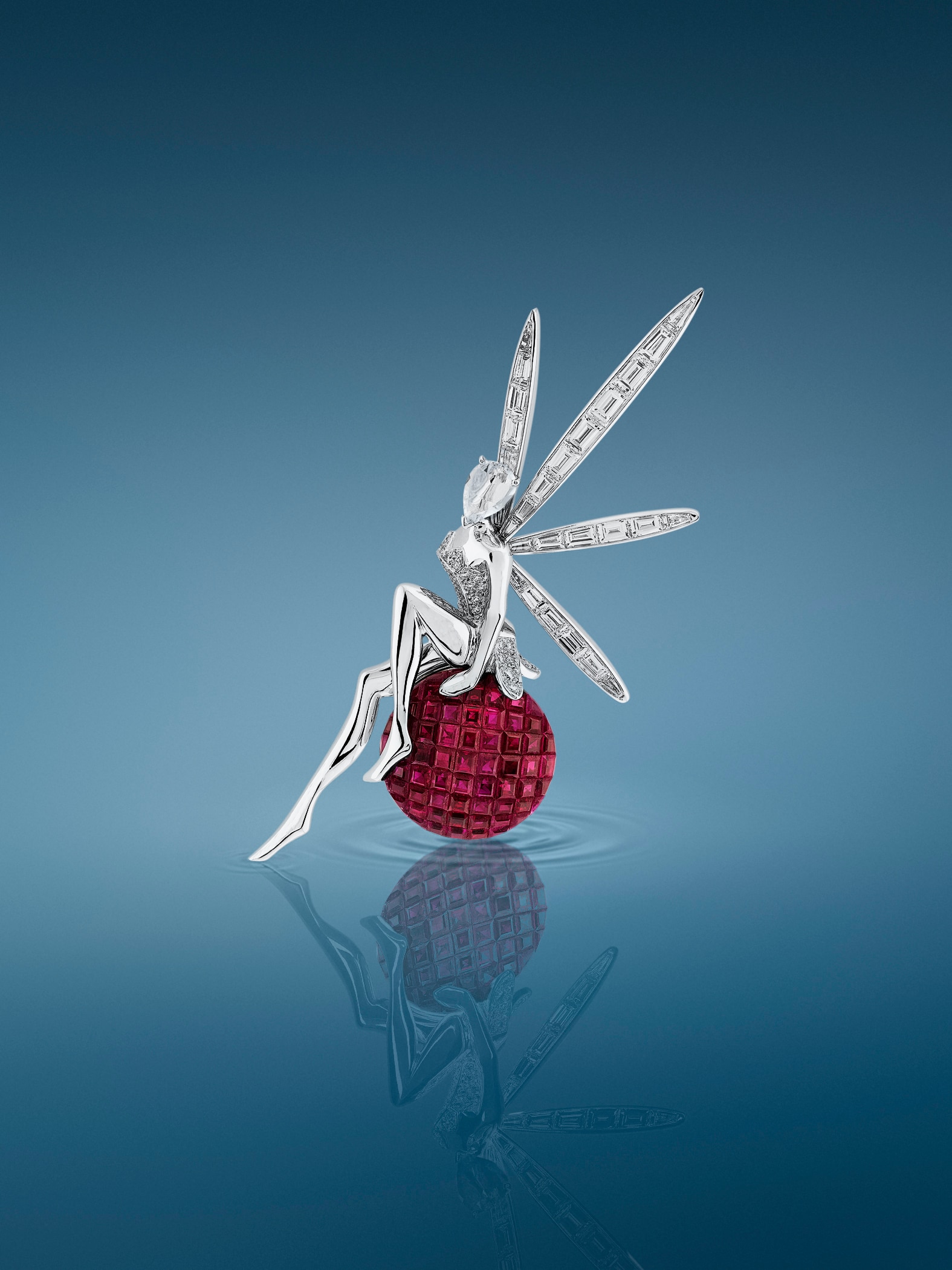 Clip de hada Caresse d'Éole. Oro blanco, oro rosa, rubíes Serti Mystérieux Traditionnel™, diamantes. Colección Figuras femeninas, Van Cleef & Arpels.