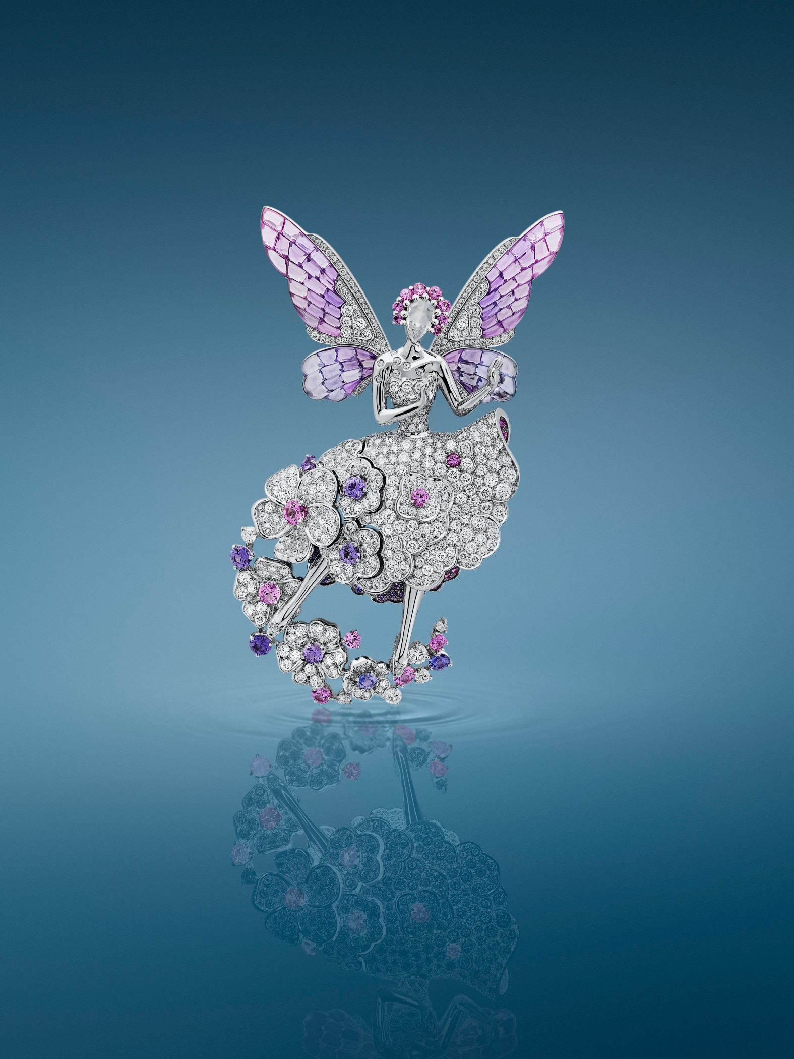 Clip de hada Ailes Mystérieuses, oro blanco, zafiros de color Serti Mystérieux Vitrail™, zafiros rosas y malvas, diamantes. Colección Figuras femeninas, Van Cleef & Arpels.