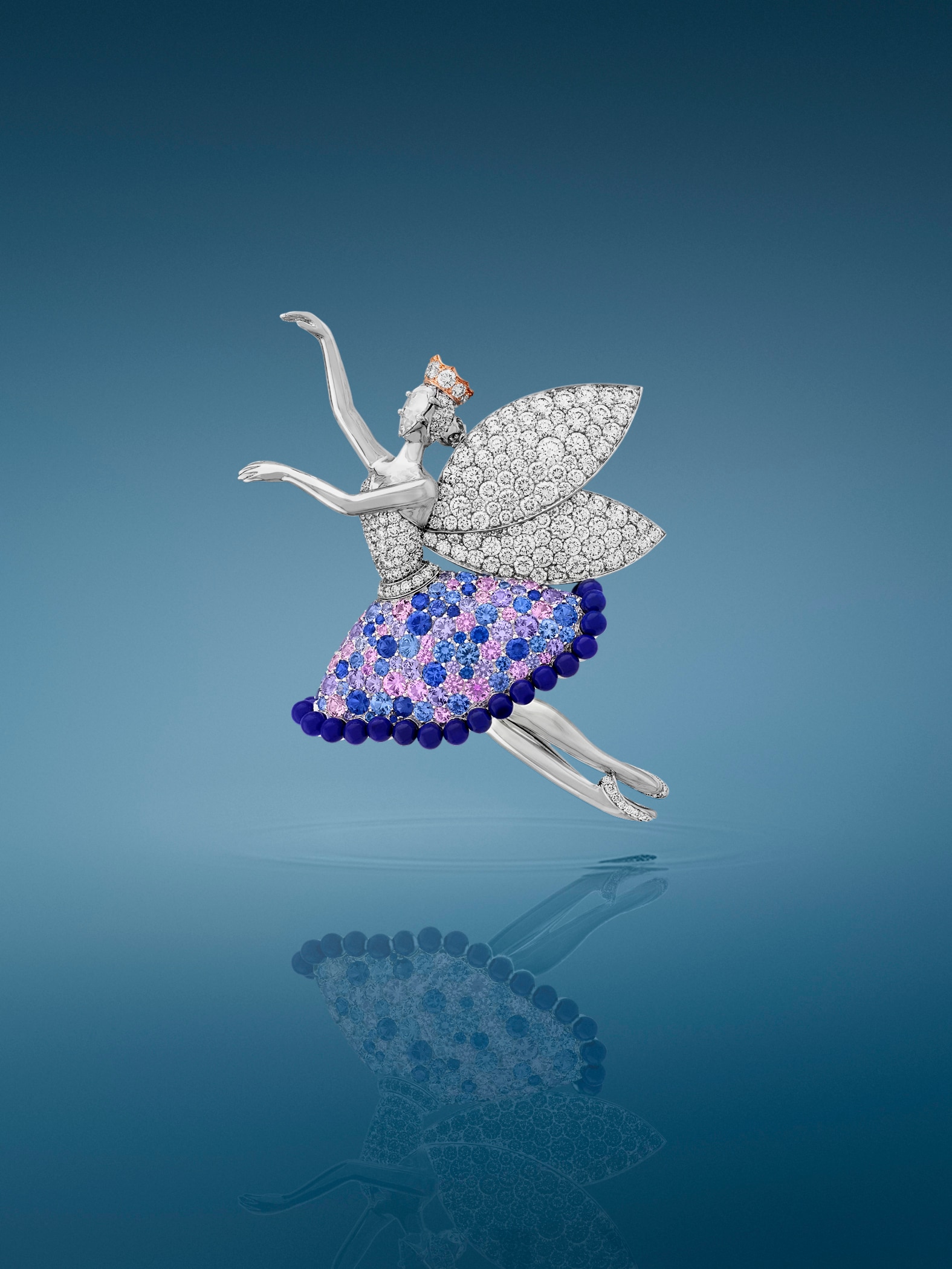 Clip de hada Adelie. Oro blanco, oro rosa, zafiros de color, lapislázuli, diamantes. Colección Figuras femeninas, Van Cleef & Arpels.