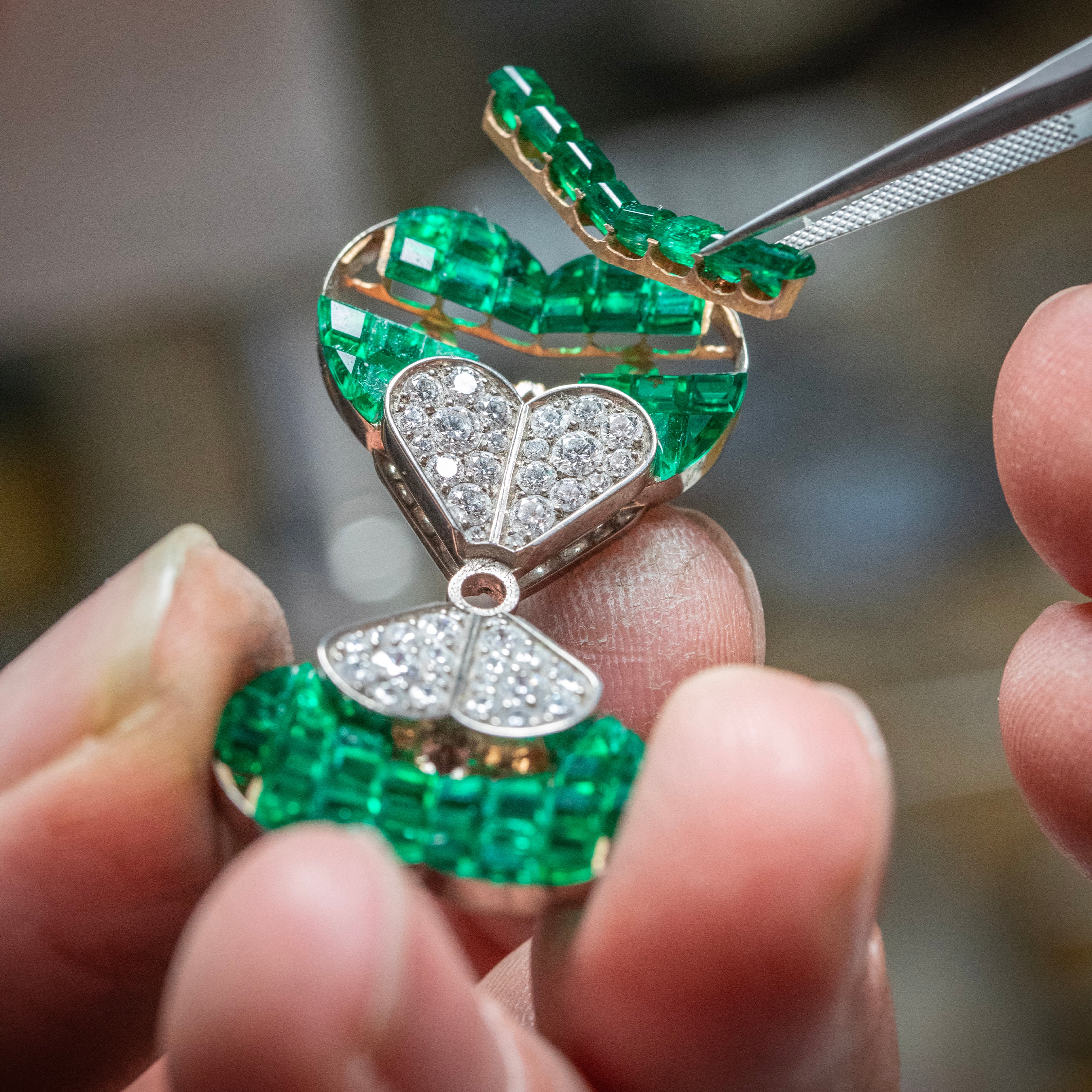Mystery Set™ work, positioning the gate. Flowers collection, Van Cleef & Arpels.