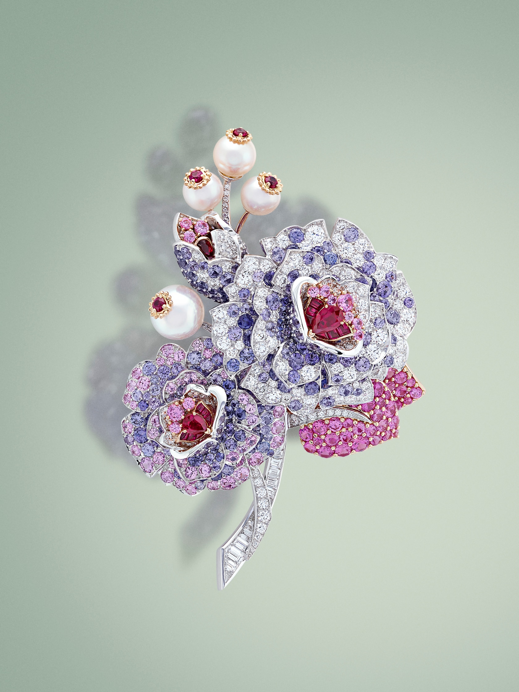 Pensées clip. 18K white gold, 18K rose gold, mauve and pink sapphires, rubies, white cultured pearls, diamonds.. Flowers collection, Van Cleef & Arpels.