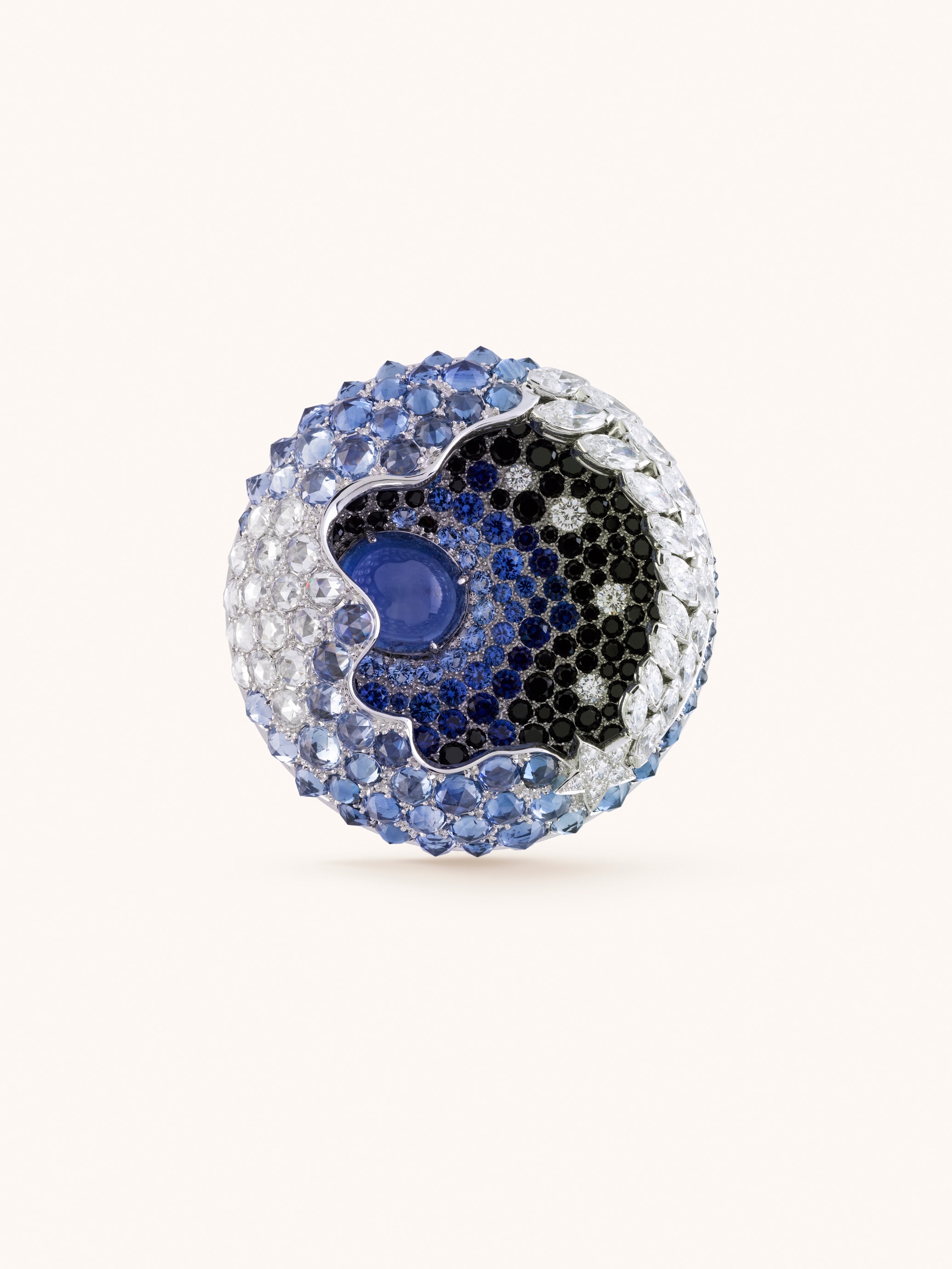 Columbiad Bleu clip. 18K white gold, sapphires, one cabochon-cut star sapphire of 6.33 carats, black spinels, diamonds. Private collection.