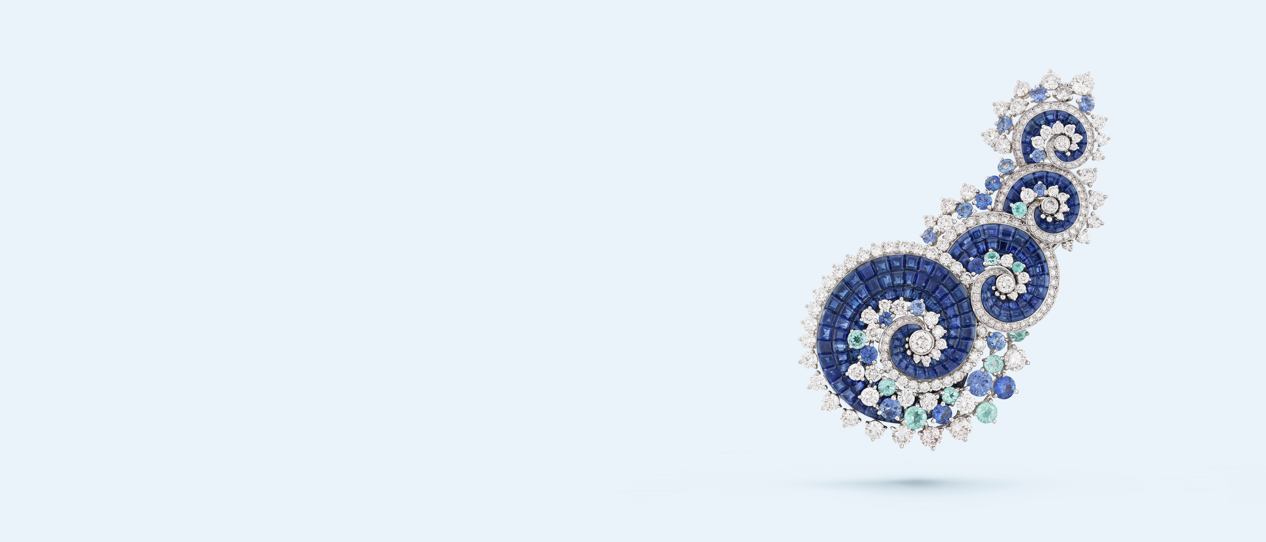 Vagues Mystérieuses clip. 18K white gold, 18K rose gold, sapphires, Paraiba tourmalines, Traditional Mystery Set™ sapphires, diamonds. Private collection.