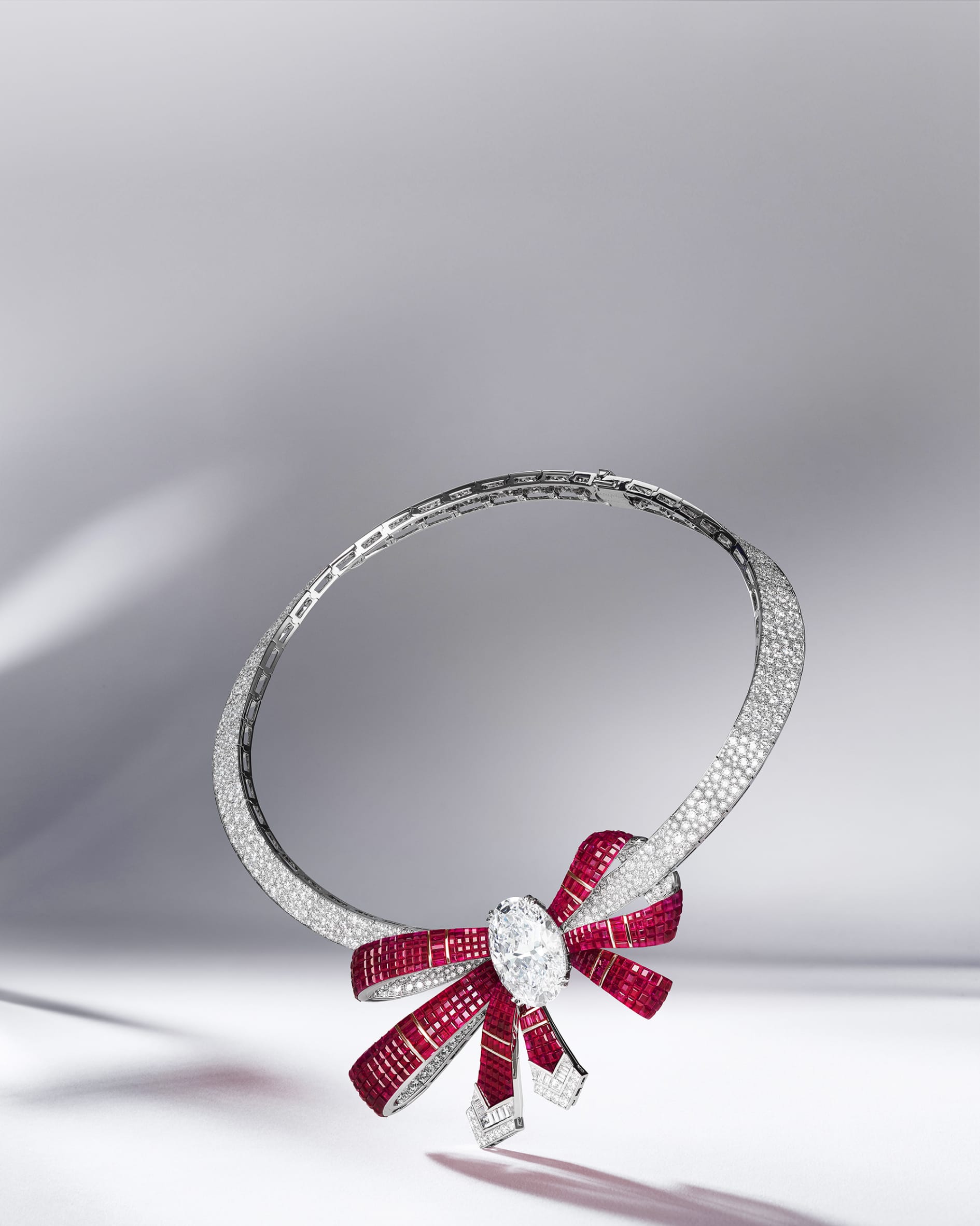 Volutes Mystérieuses transformable necklace. White gold, rose gold, two oval-cut DFL Type 2A diamonds of 15.52 and 15.50 carats, Traditional Mystery Set rubies, rubies, diamonds. Legend of Diamonds, 25 Mystery Set Jewels collection, Van Cleef & Arpels