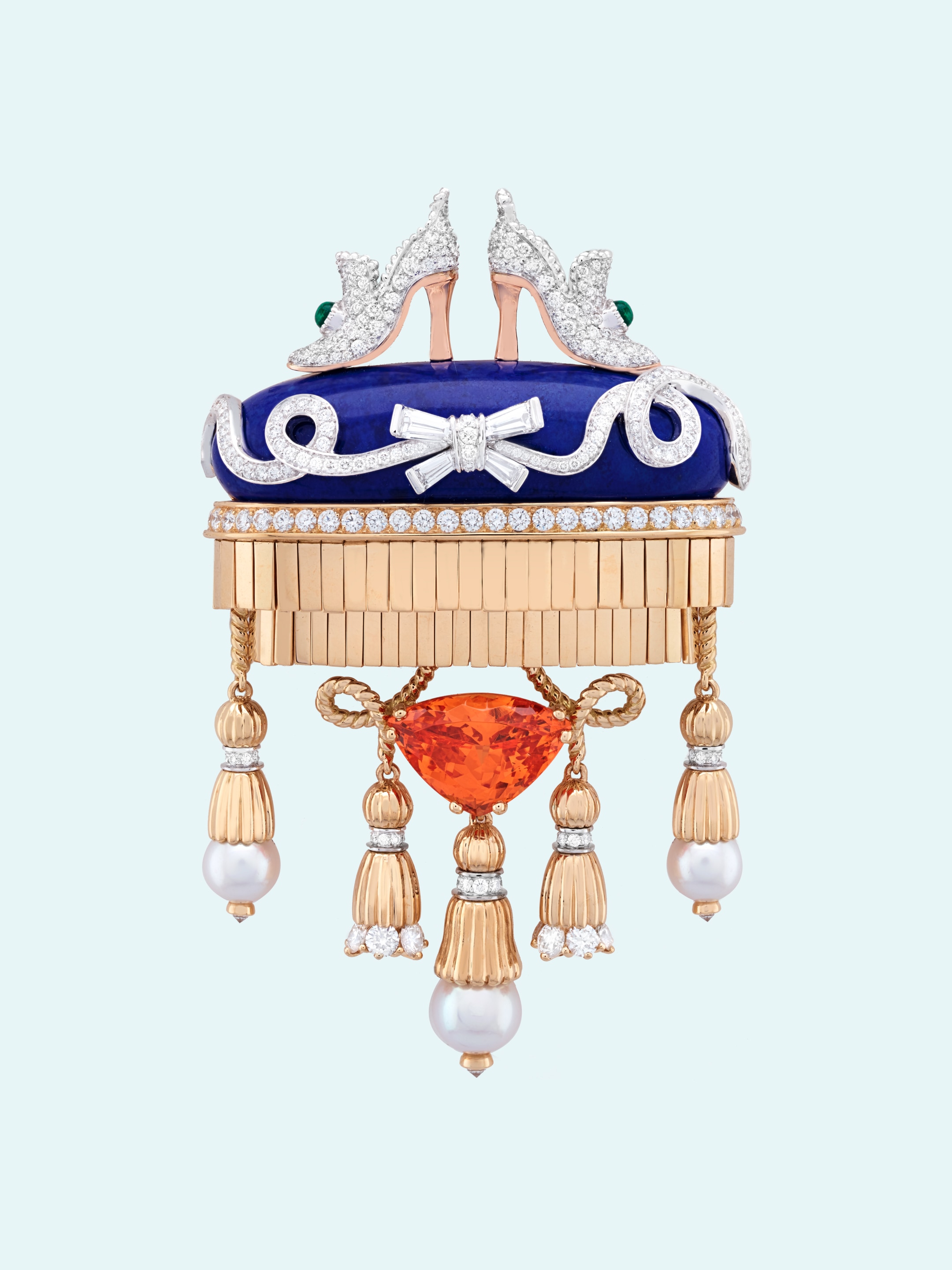 Souliers précieux胸針,黃K金,白K金,玫瑰金,1顆6.91克拉的三角形切割錳鋁石榴石,祖母綠,青金石,白色養殖珍珠,鑽石。Quatre contes de Grimm系列,Van Cleef & Arpels梵克雅寶。