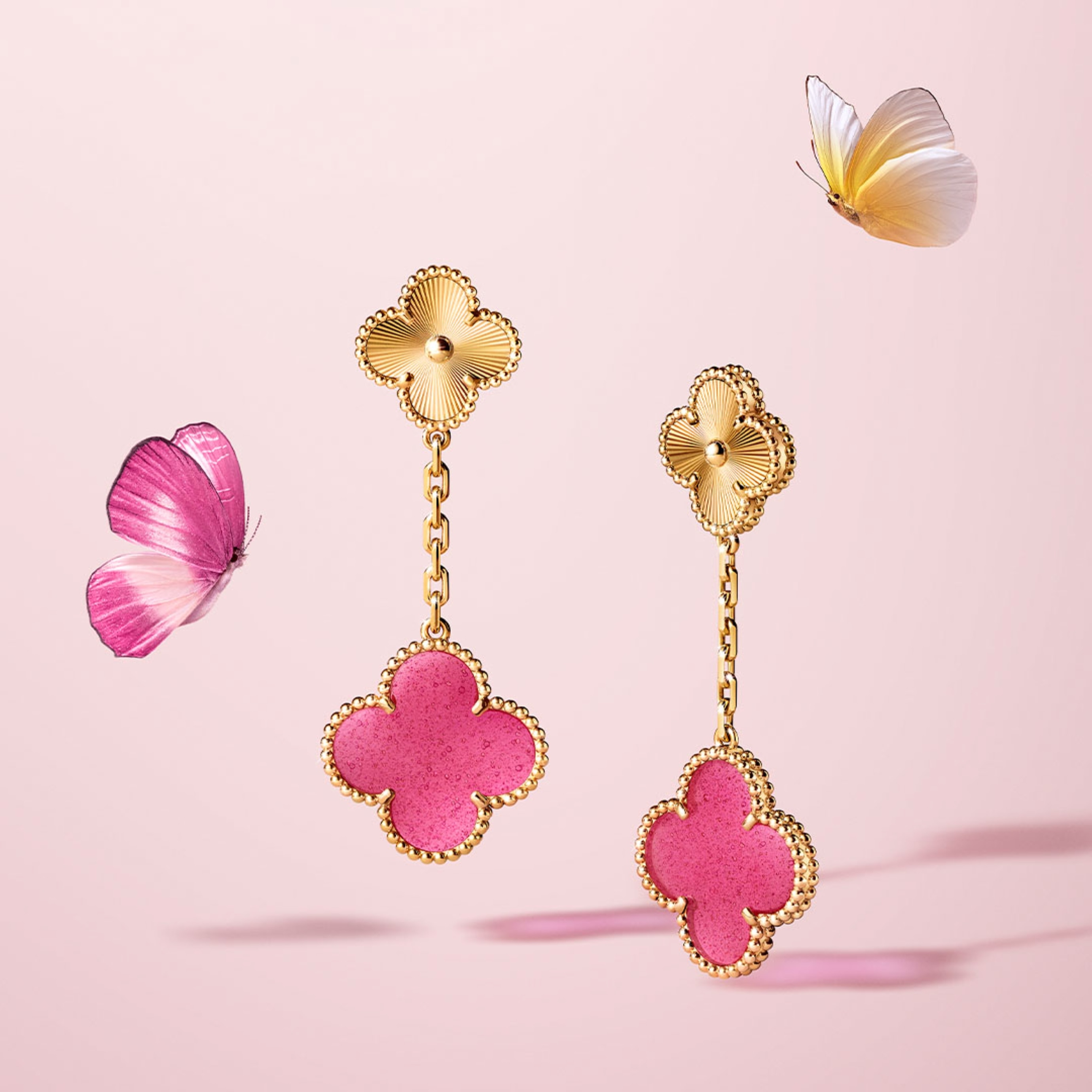 ต่างหู Magic Alhambra 2 โมทีฟ เยลโลว์โกลด์ลายกิโยเช่ อีนาเมลสีชมพู คอลเลคชั่น Alhambra® จาก Van Cleef & Arpels