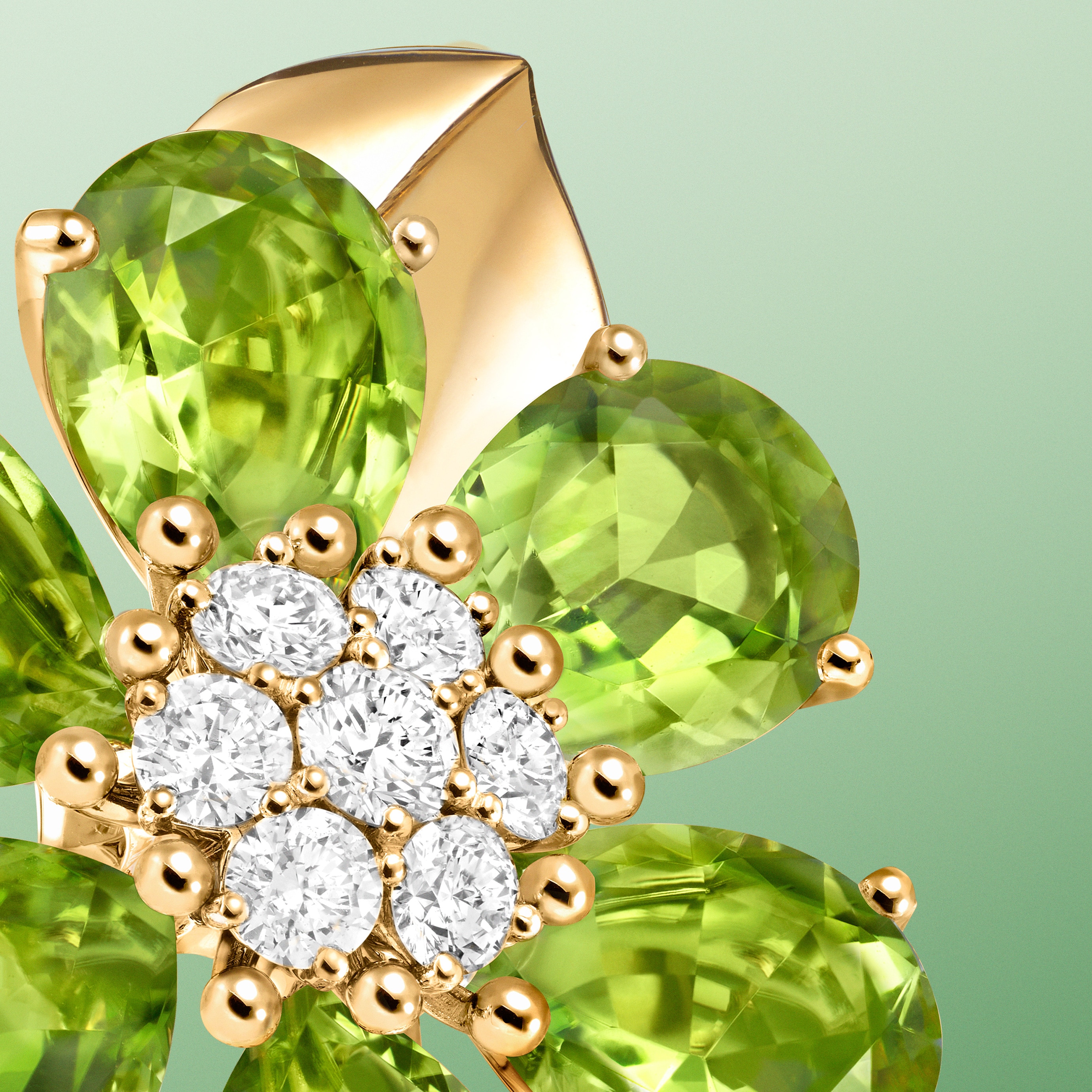 Fleurs d’Hawaï ring, large model, yellow gold, peridots, diamonds. Fleurs d'Hawaï collection, Van Cleef & Arpels.