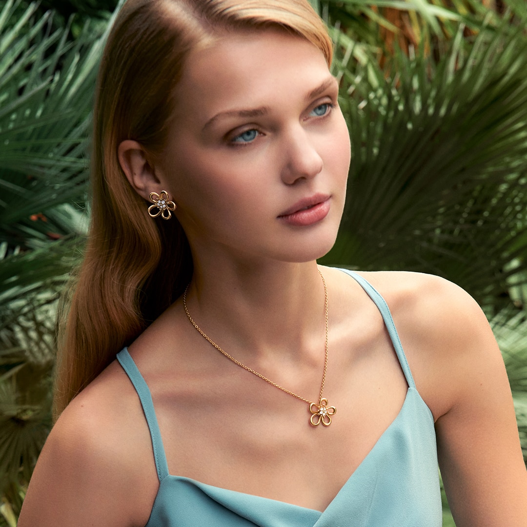 Flowerlace earrings and pendant, small model, 18K yellow gold, diamonds. Flowerlace Collection, Van Cleef & Arpels.