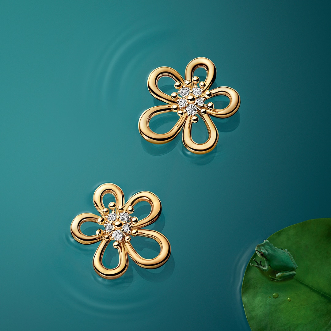 Flowerlace earrings, small model, 18K yellow gold, diamonds. Flowerlace Collection, Van Cleef & Arpels.
