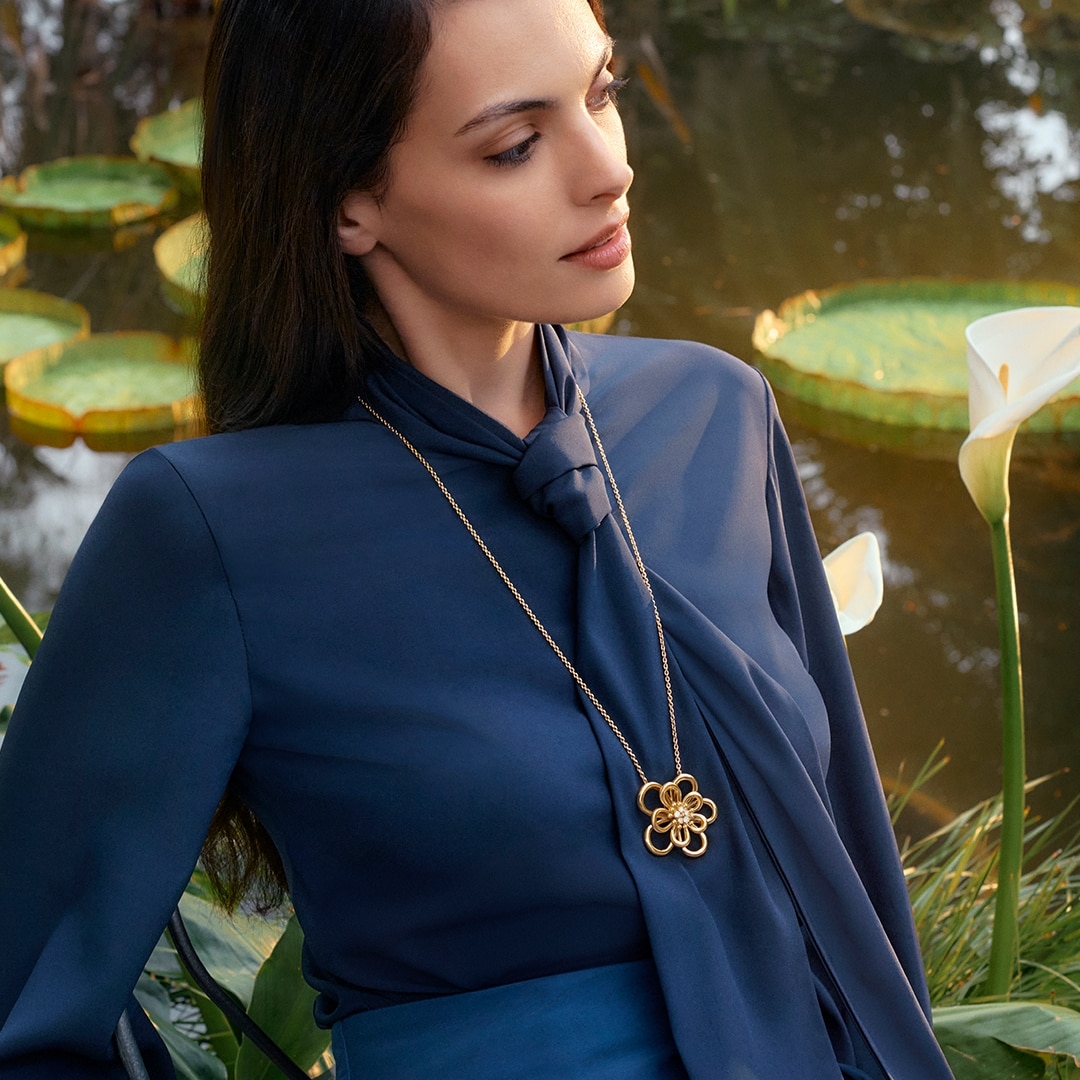 Flowerlace clip pendant, large model, 18K yellow gold, diamonds. Flowerlace Collection, Van Cleef & Arpels.