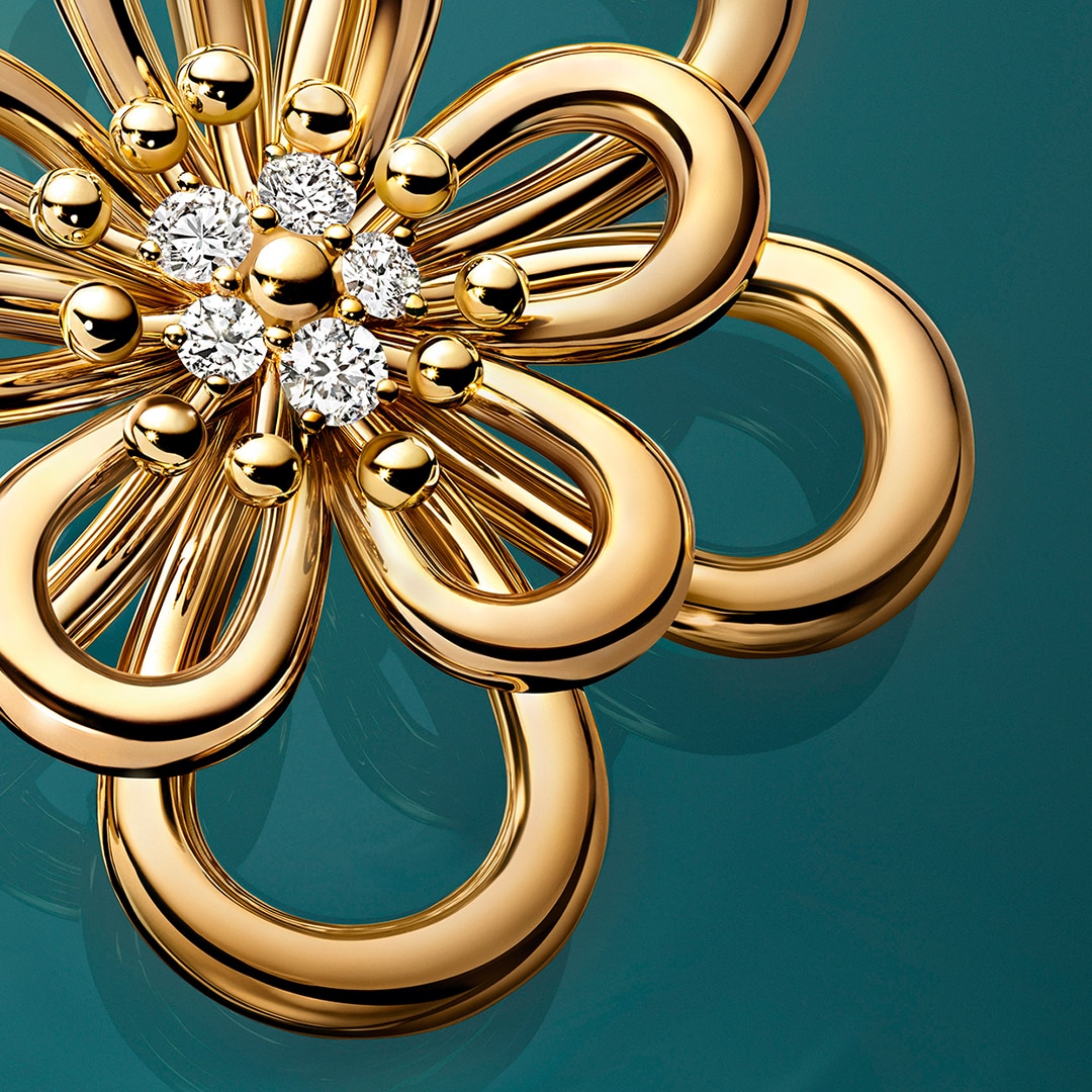 Flowerlace clip pendant, large model, 18K yellow gold, diamonds. Flowerlace Collection, Van Cleef & Arpels.