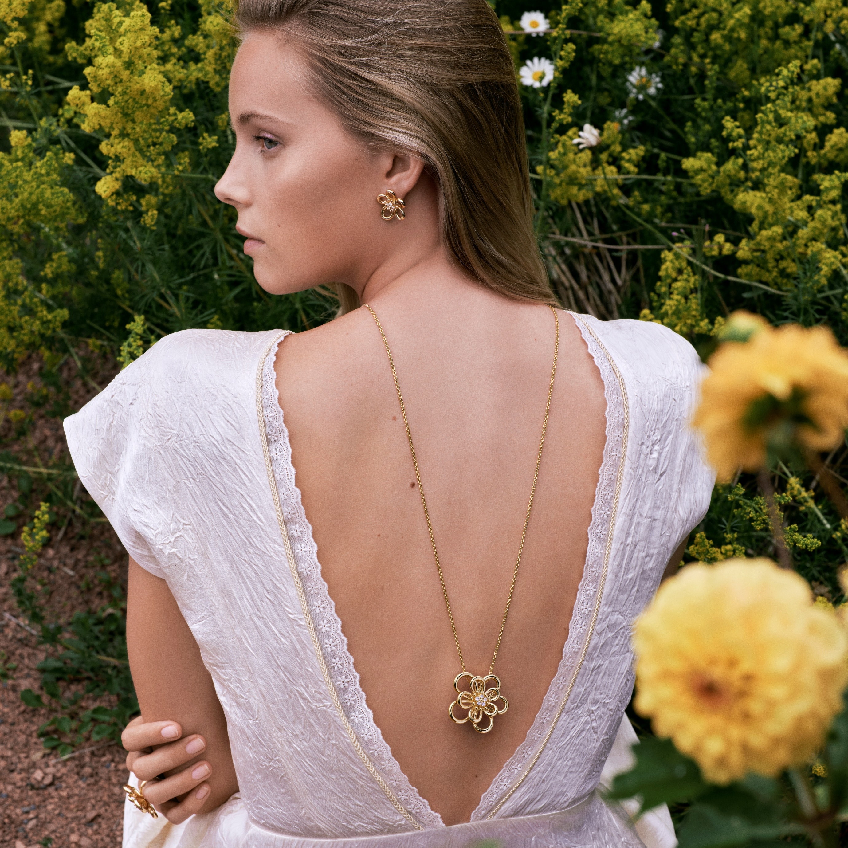 Flowerlace clip pendant, large model, 18K yellow gold, diamonds. Flowerlace Collection, Van Cleef & Arpels.