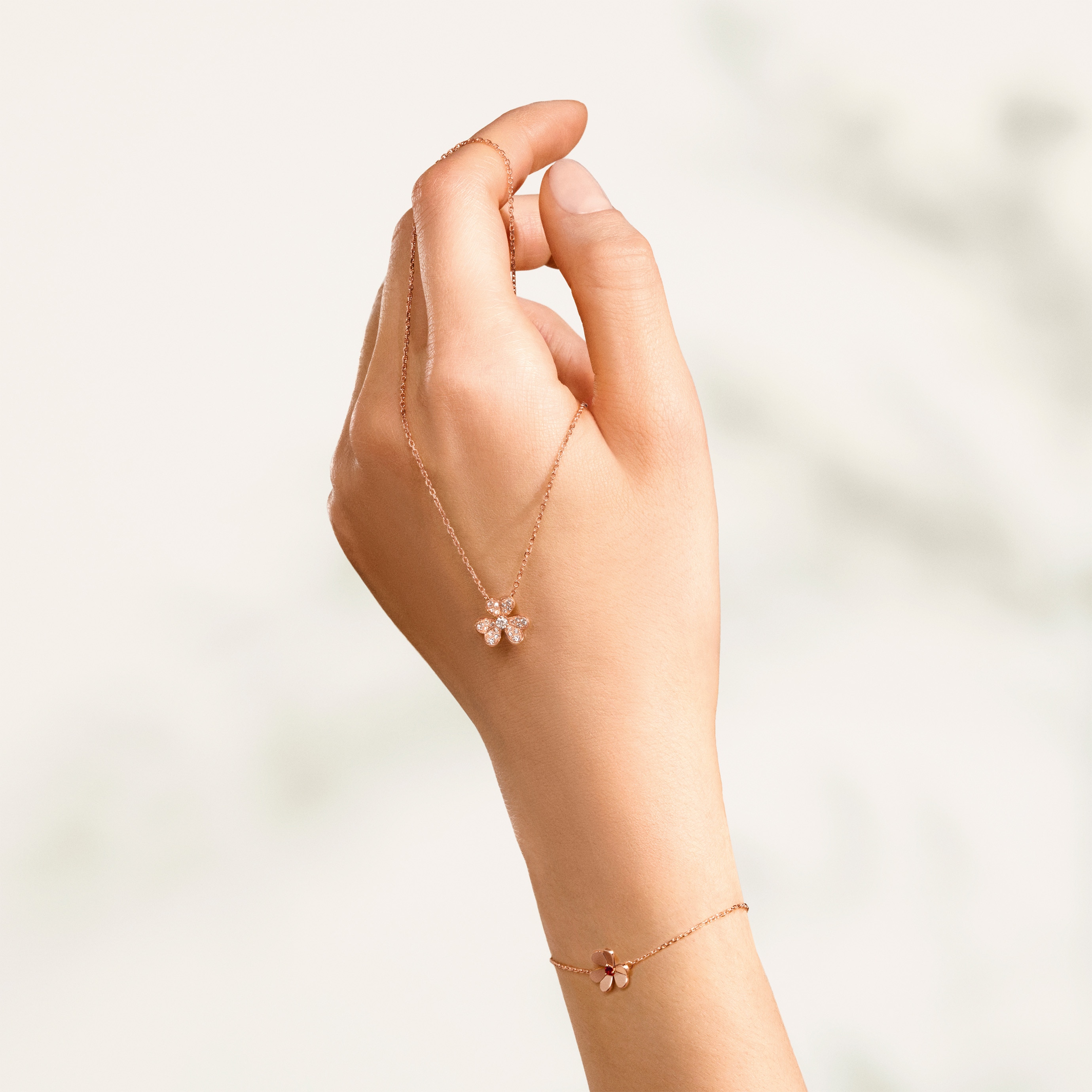 Van Cleef and Arpels ブレスレット www.duniasapi.com
