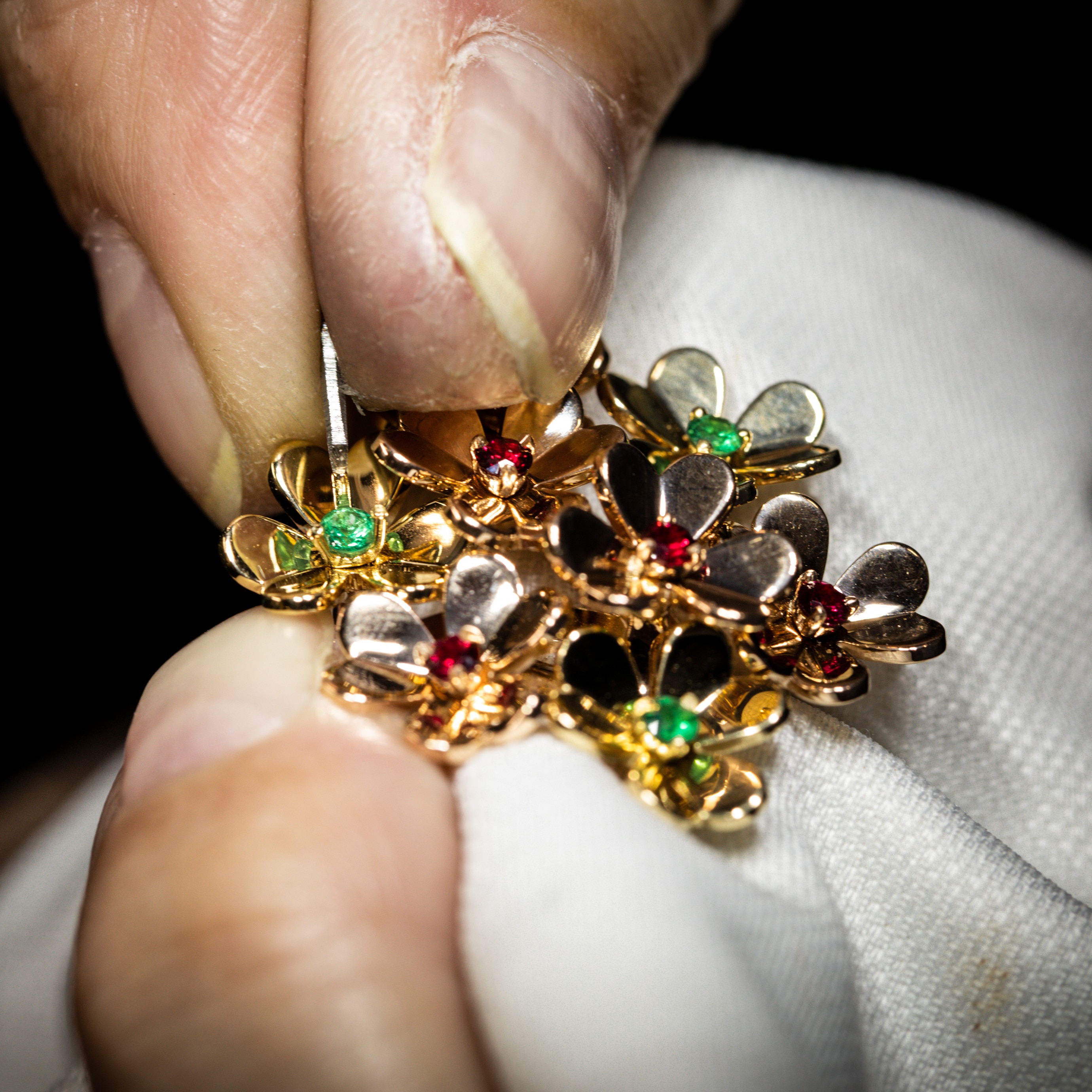 The making of the Frivole 8 flowers ring - Van Cleef & Arpels