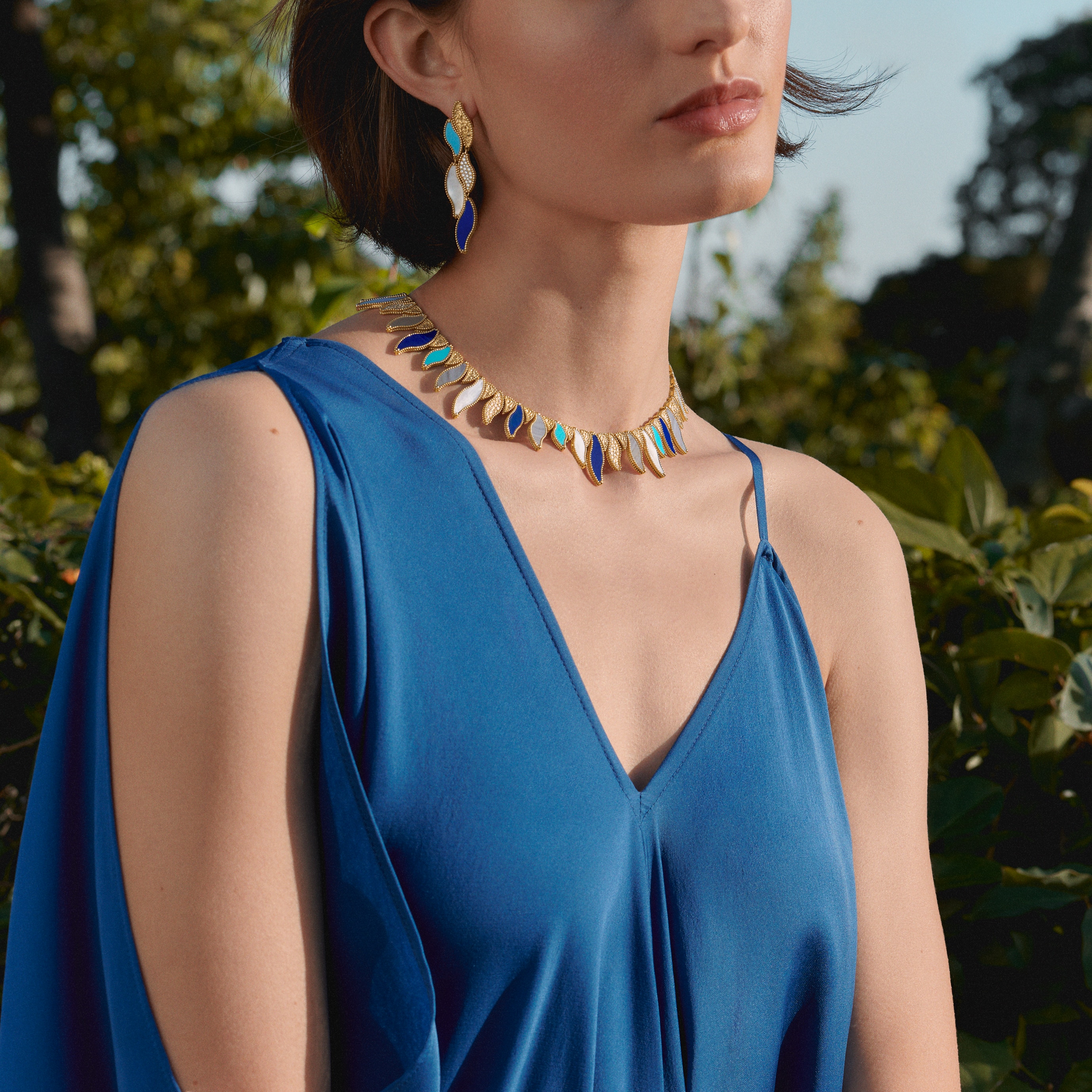 Collar y pendientes Wave, oro amarillo, lapislázuli, turquesa, calcedonia, nácar blanco, diamantes. Colección Lucky Summer, Van Cleef & Arpels.