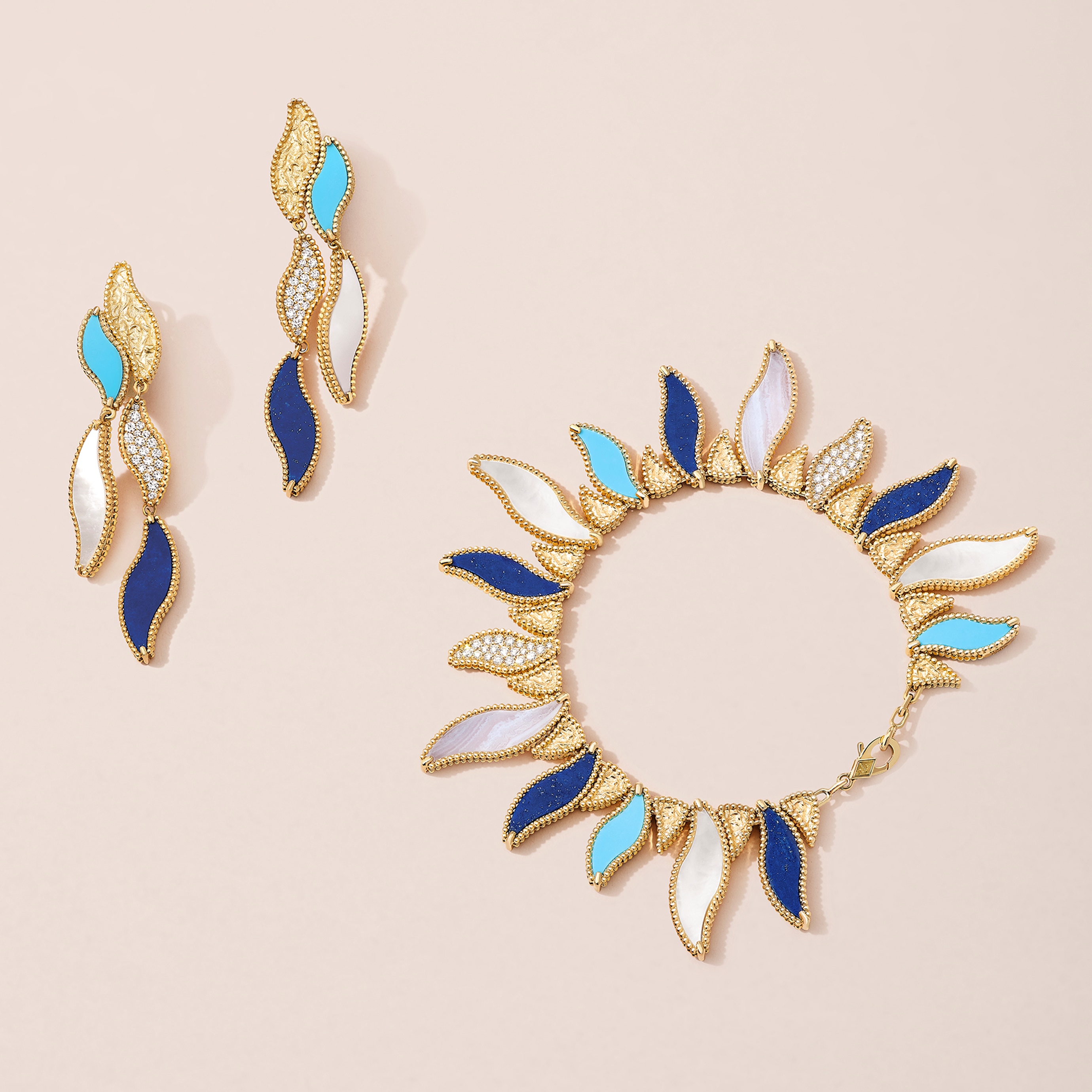 Pulsera y pendientes Wave, oro amarillo, lapislázuli, turquesa, calcedonia, nácar blanco, diamantes. Colección Lucky Summer, Van Cleef & Arpels.