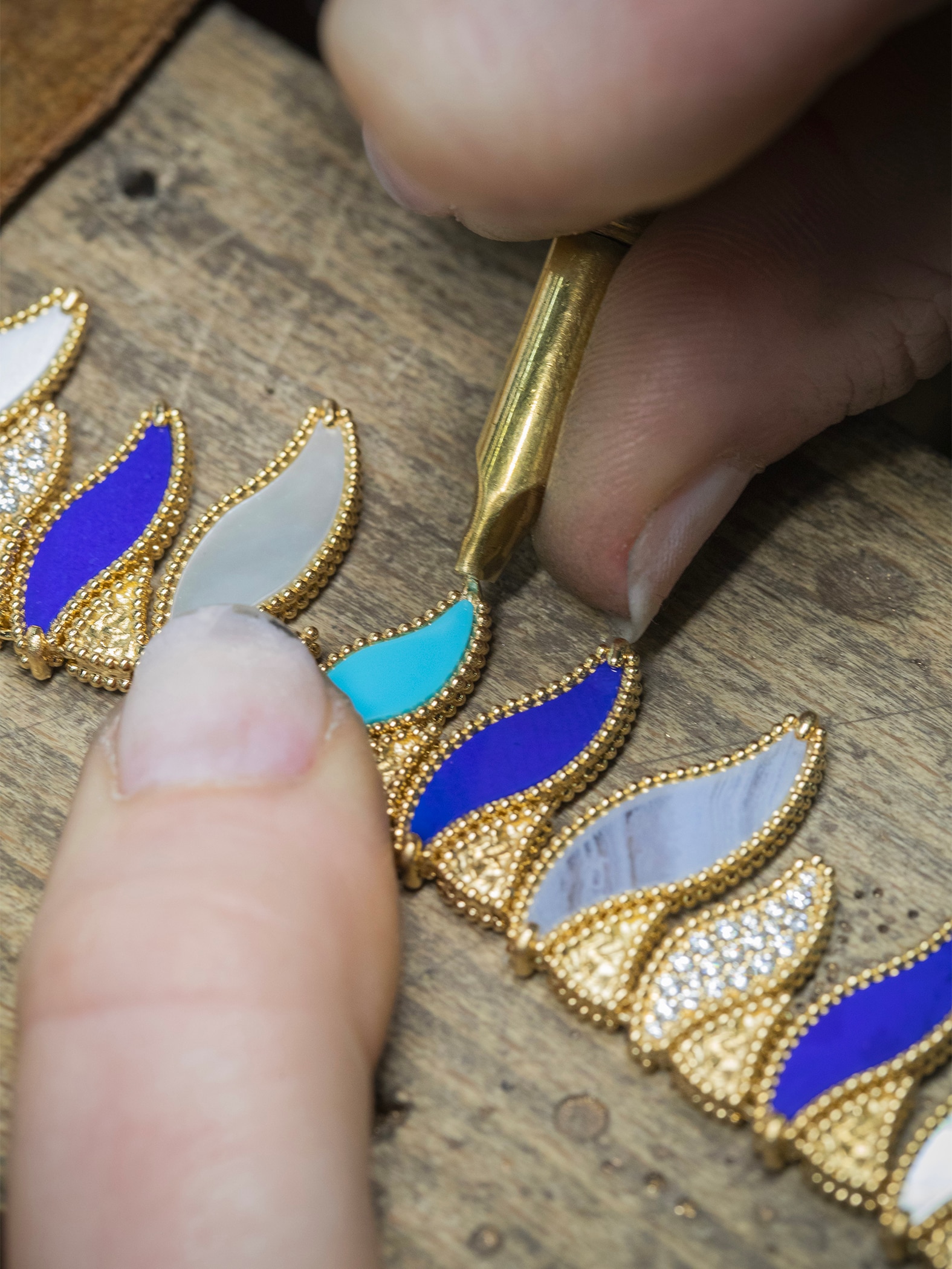 Trabajo de engaste de las grifas. Colección Lucky Summer, Van Cleef & Arpels.