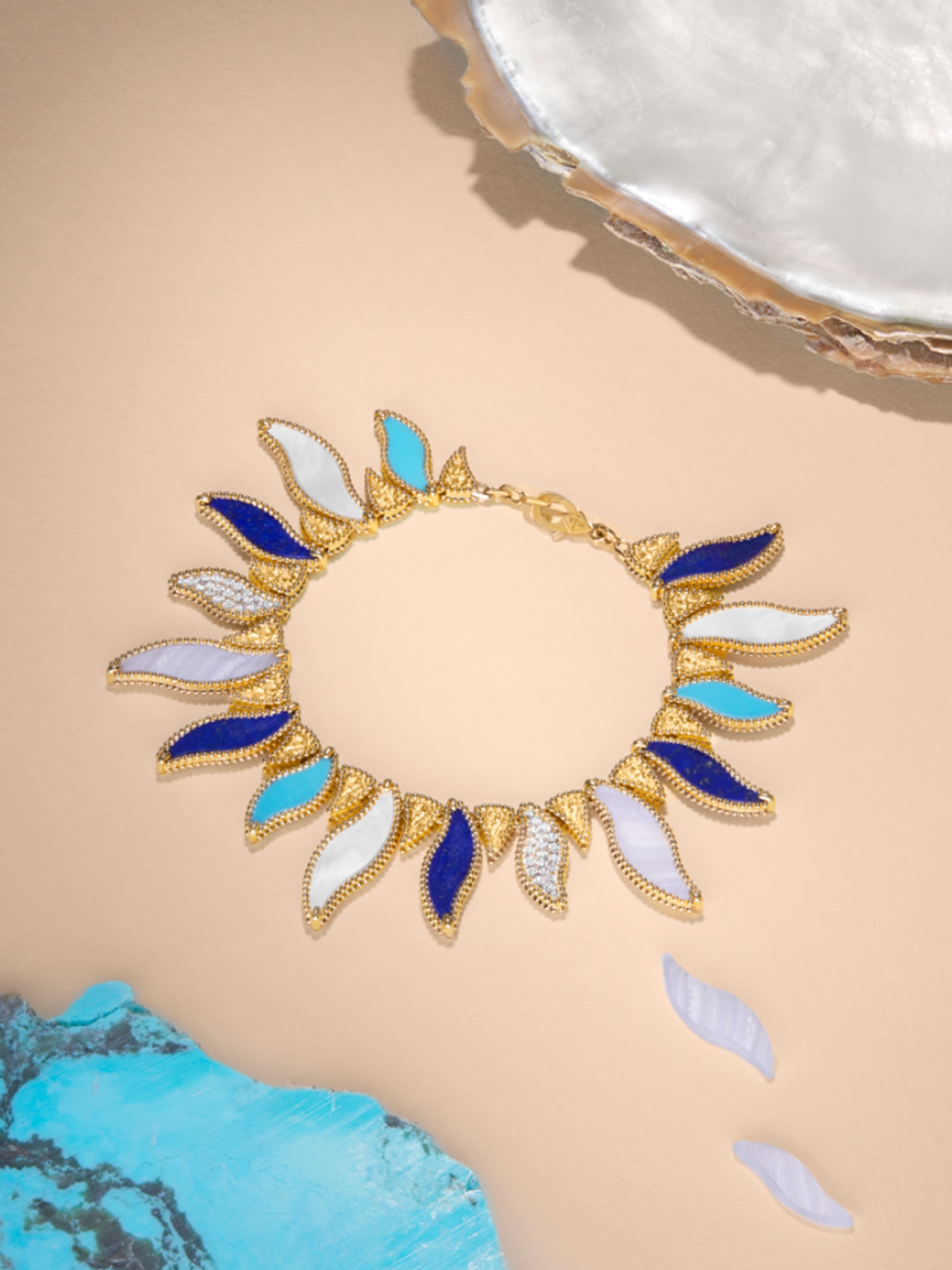Pulsera Wave, oro amarillo, lapislázuli, turquesa, calcedonia, nácar blanco, diamantes. Colección Lucky Summer, Van Cleef & Arpels.
