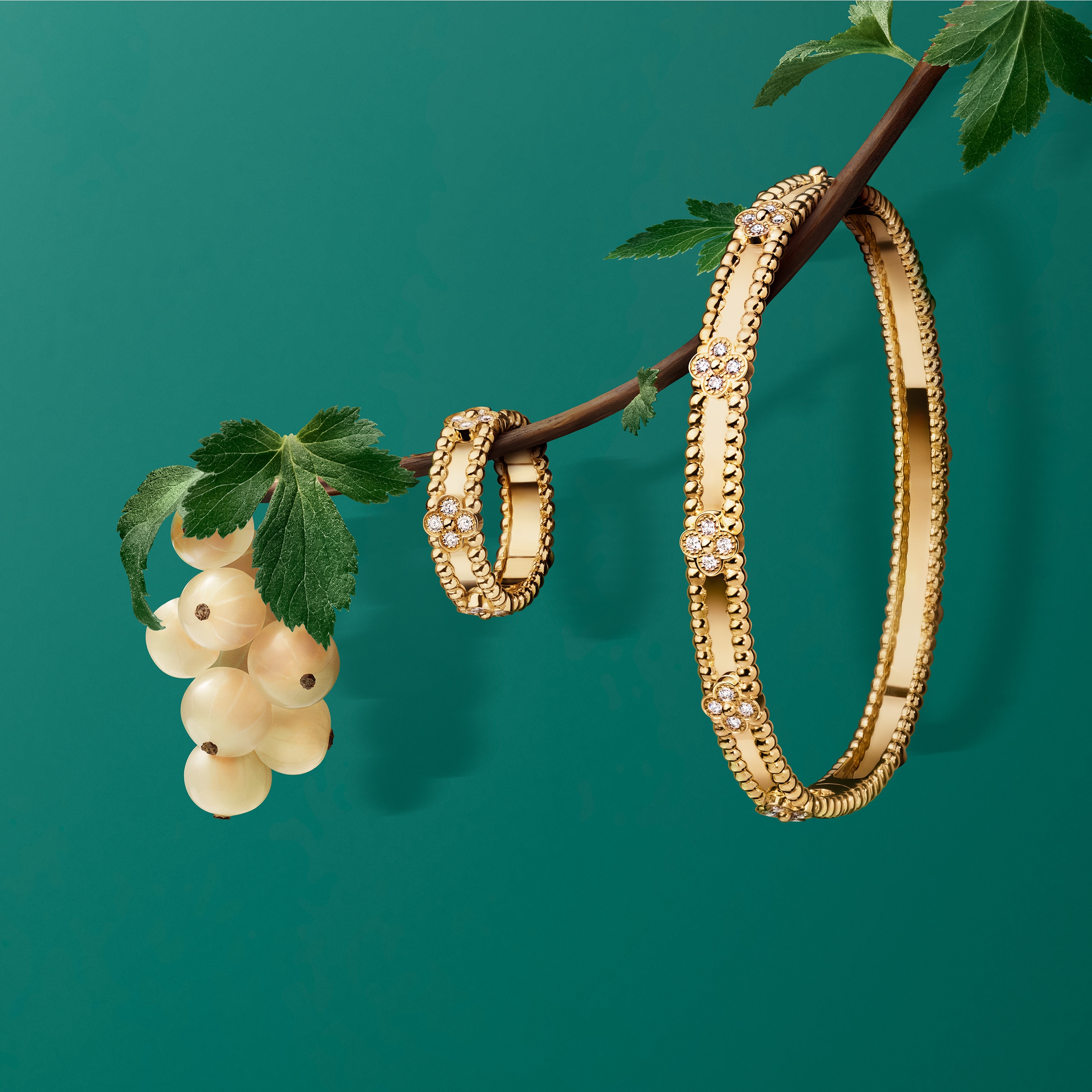 Perlée sweet clovers 手鐲和戒指,18K黄金,鑽石。Perlée® 系列,Van Cleef & Arpels 梵克雅寶。