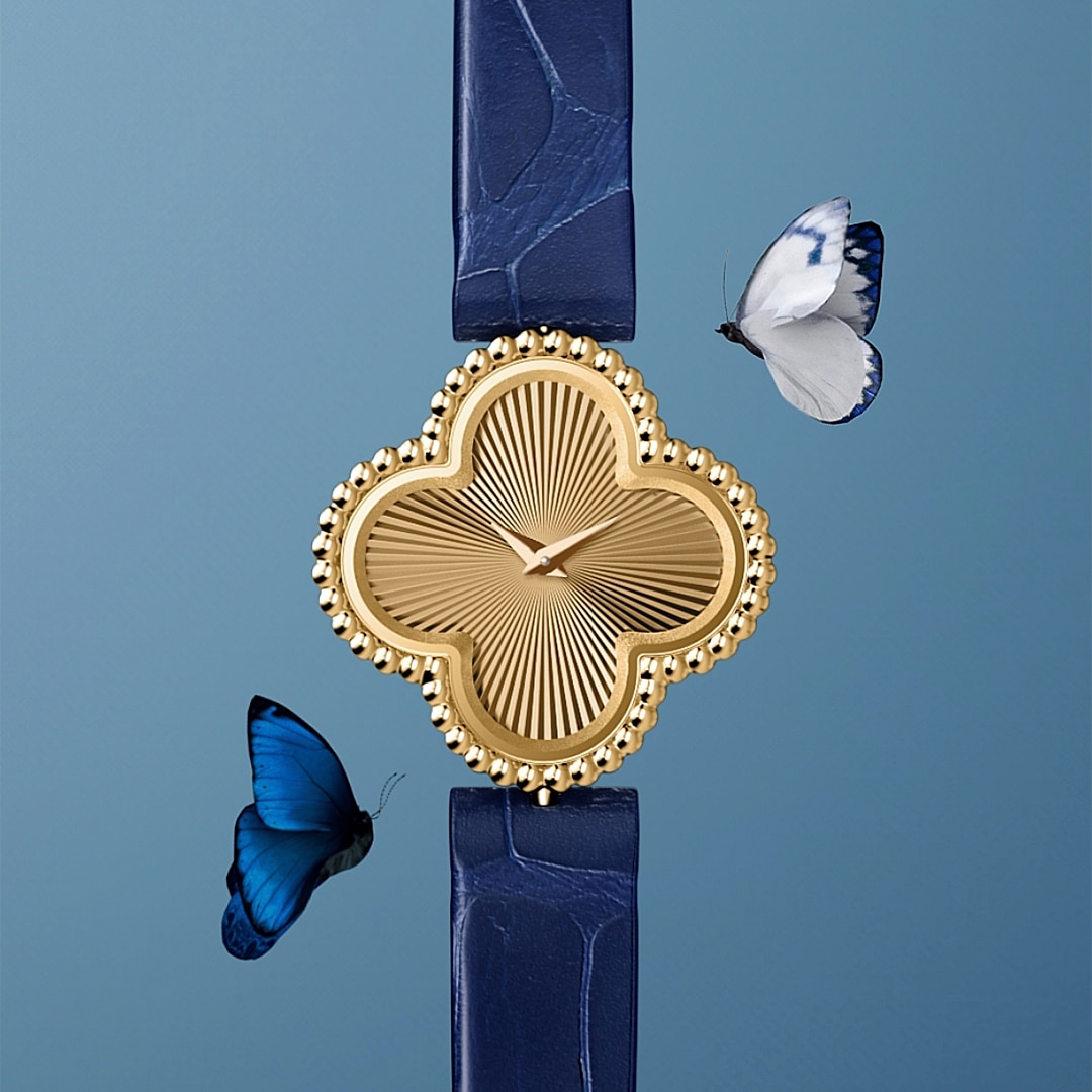 Montre Sweet Alhambra, or jaune, or jaune guilloché, agate bleue, mouvement quartz suisse. Collection Alhambra, Van Cleef & Arpels.