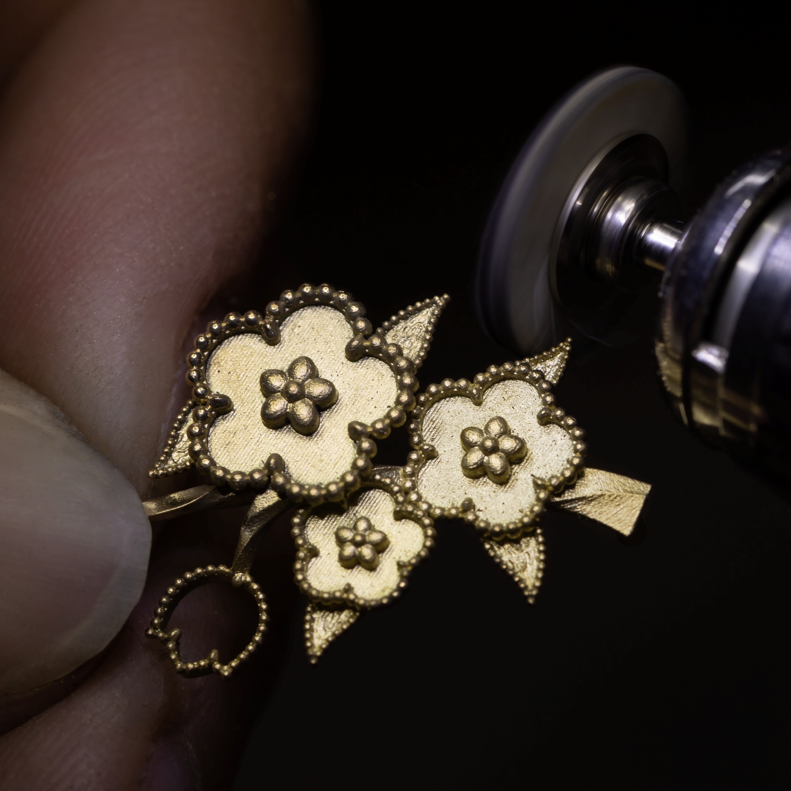 صقل الغصن الذهبي، فان كليف أند آربلز.