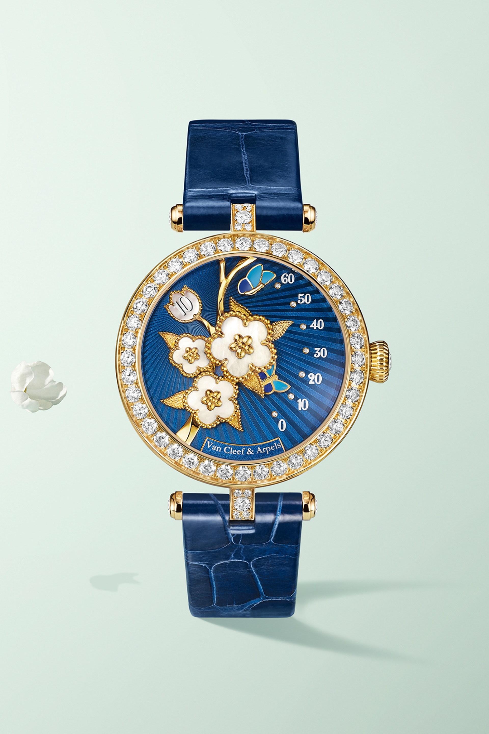 خاتم لاكي سبرينغ باترفلاي بيتوين ذا فينغر، ذهب أصفر، لازورد، عقيق أزرق، عرق اللؤلؤ الأبيض وأقراط لاكي سبرينغ، ذهب أصفر، عرق اللؤلؤ الأبيض.مجموعة لاكي سبرينغ، دار فان كليف أند آربلز.