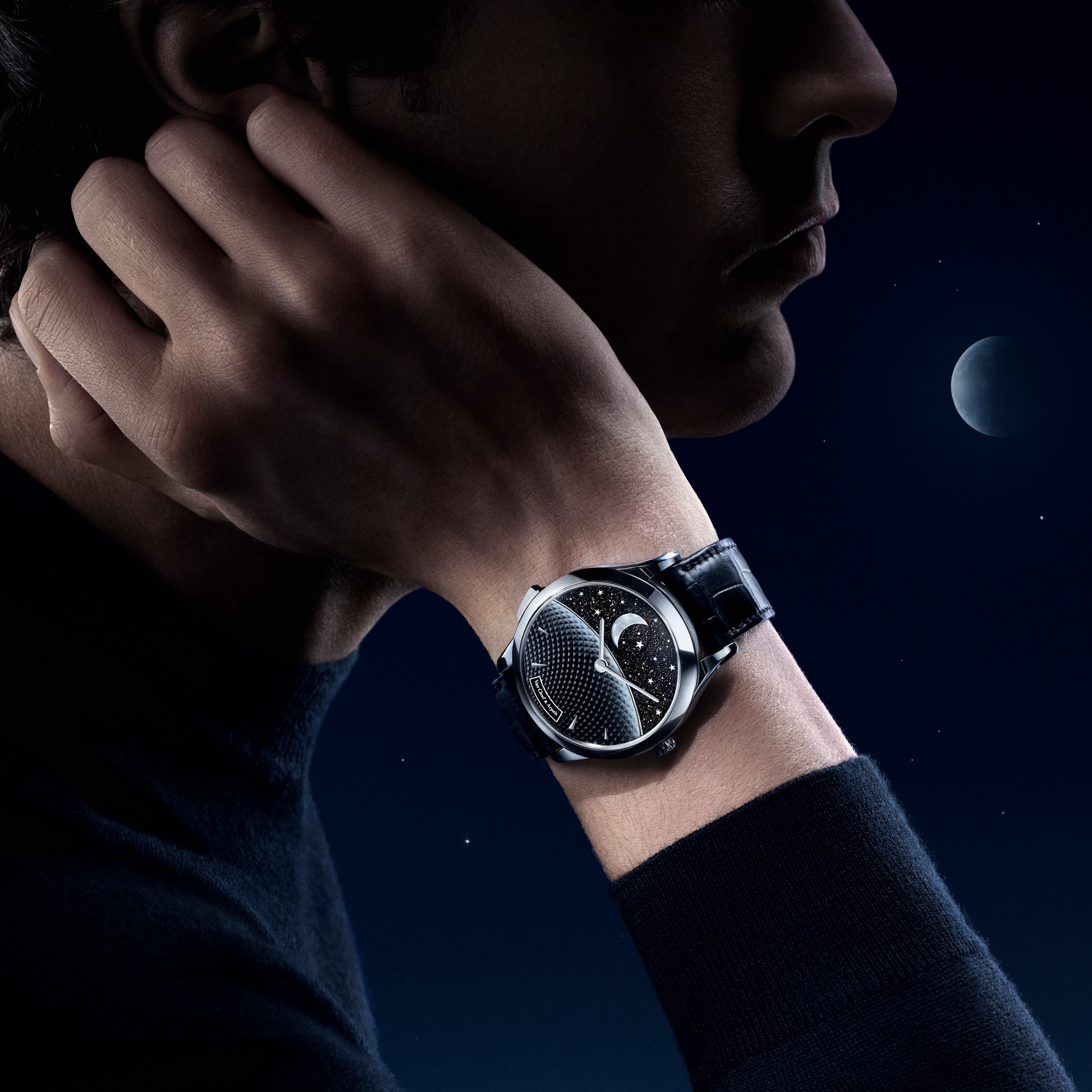 ミッドナイト ジュール ニュイ ファーズ ドゥ リュンヌ ウォッチ、ホワイトゴールド、イエローゴールド、ホワイト マザーオブパール、アベンチュリンガラス、ムーンフェイズとデイ／ナイト表示を搭載した自動巻き機械式ムーブメント、オンデマンド アニメーション。ポエティック コンプリケーション コレクション、ヴァン クリーフ＆アーペル