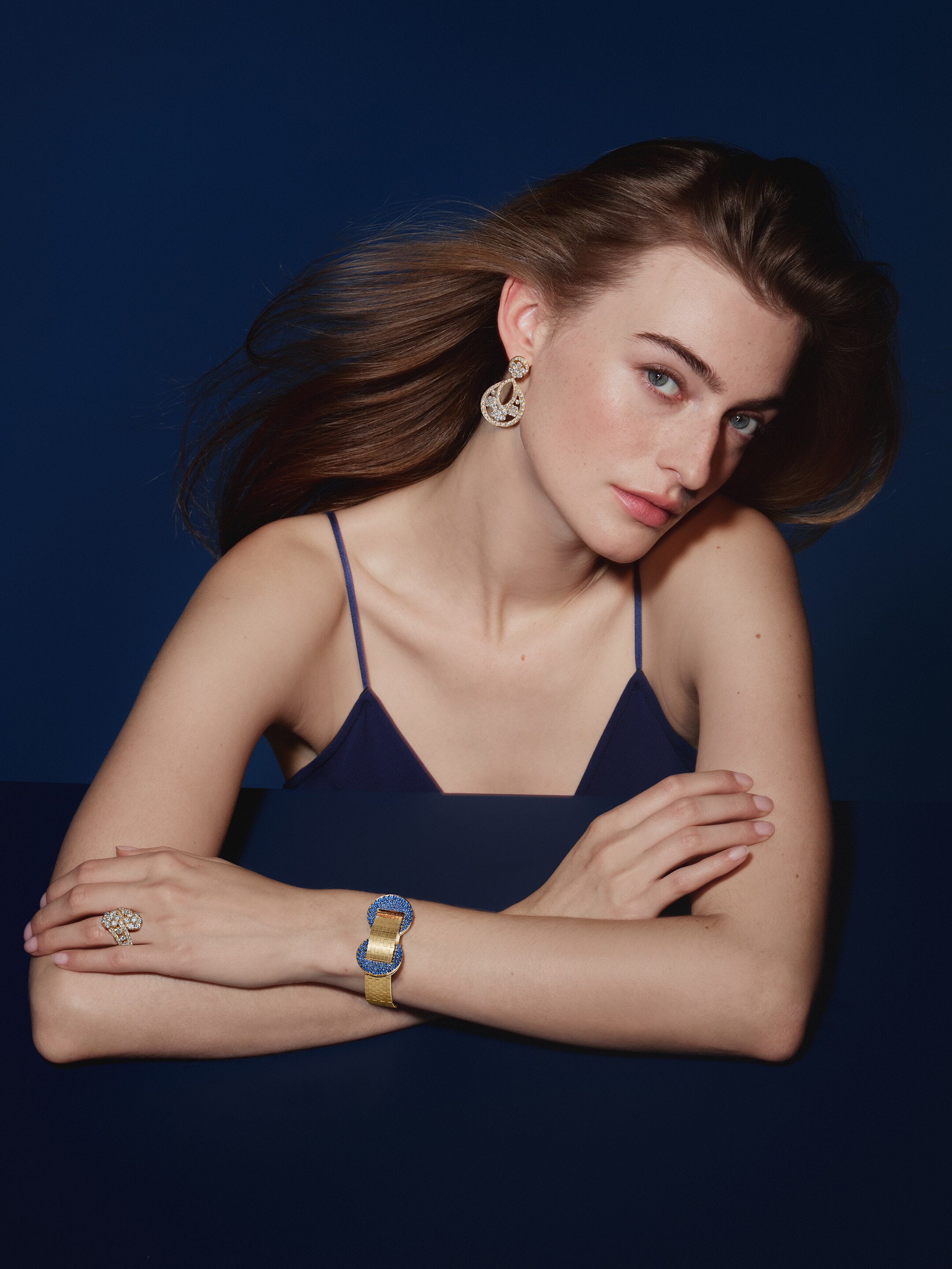 Ludo Secret watch, yellow gold, sapphires, white mother-of-pearl, Swiss quartz movement. Ludo collection, Van Cleef & Arpels.