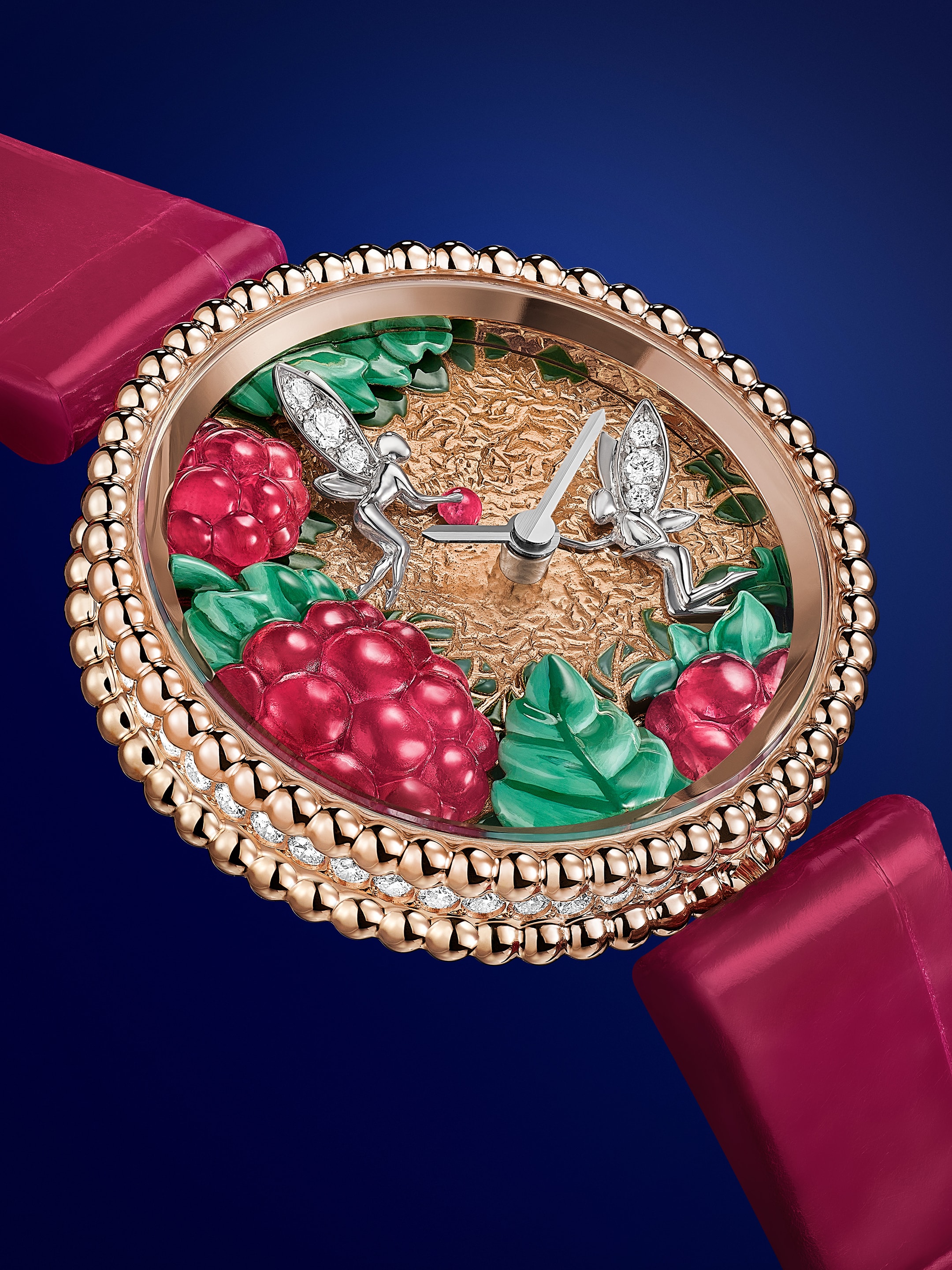 Часы Perlée Extraordinaire Fruits Enchantés Framboise, розовое золото 18 карат, родированное белое золото 18 карат, бриллианты, эмаль, миниатюрная роспись, швейцарский кварцевый механизм. Коллекция Extraordinary Dials, Van Cleef & Arpels.