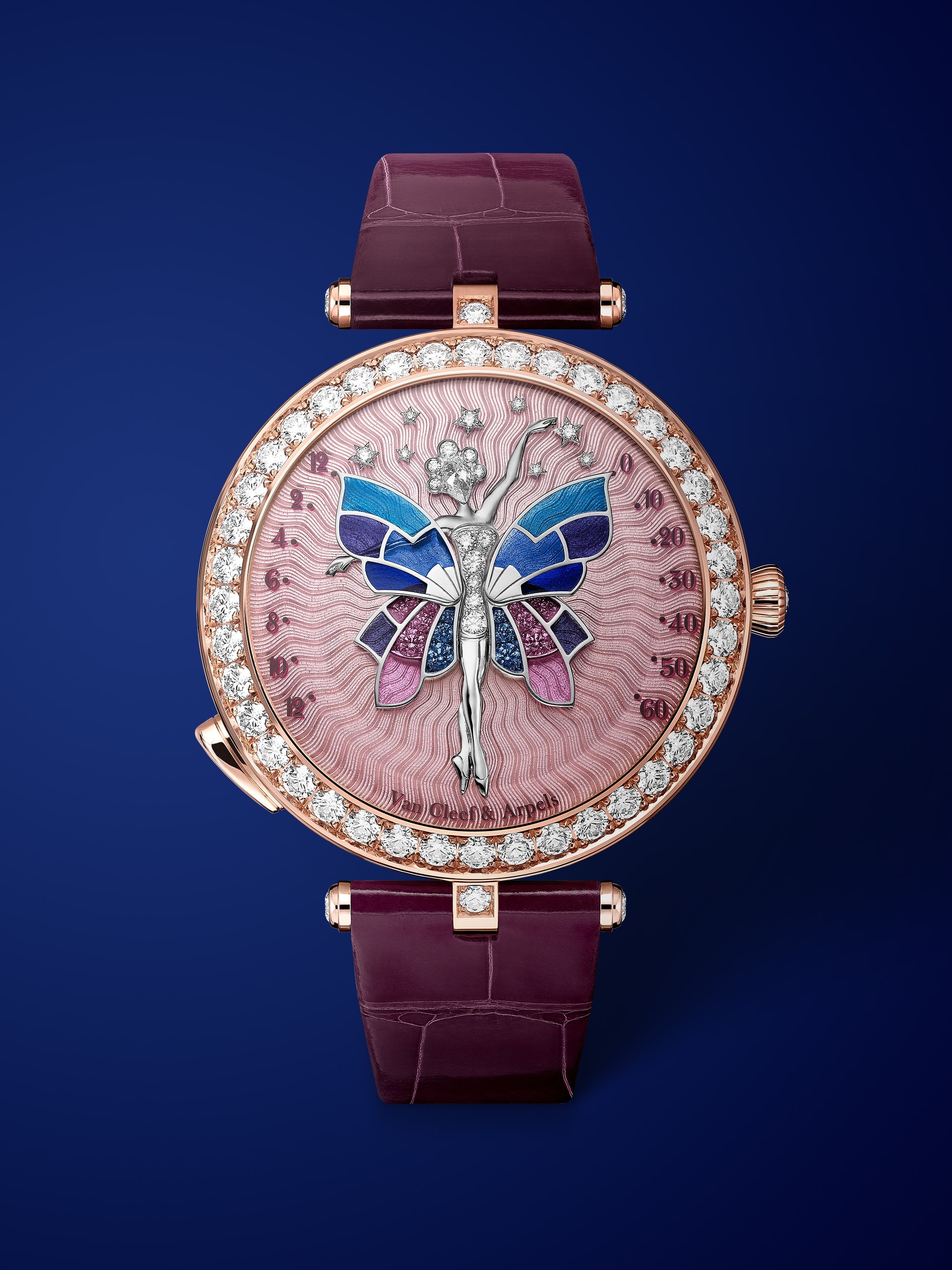 Часы Lady Arpels Ballerine Enchantée Or Rose, розовое золото 18 карат, родированное белое золото 18 карат, бриллианты, эмаль, механизм с автоматическим подзаводом и ретроградным модулем, работающим по запросу. Часы представлены с двумя сменными ремешками и одной сменной классической застежкой с бриллиантами. Коллекция Poetic Complications, Van Cleef & Arpels.