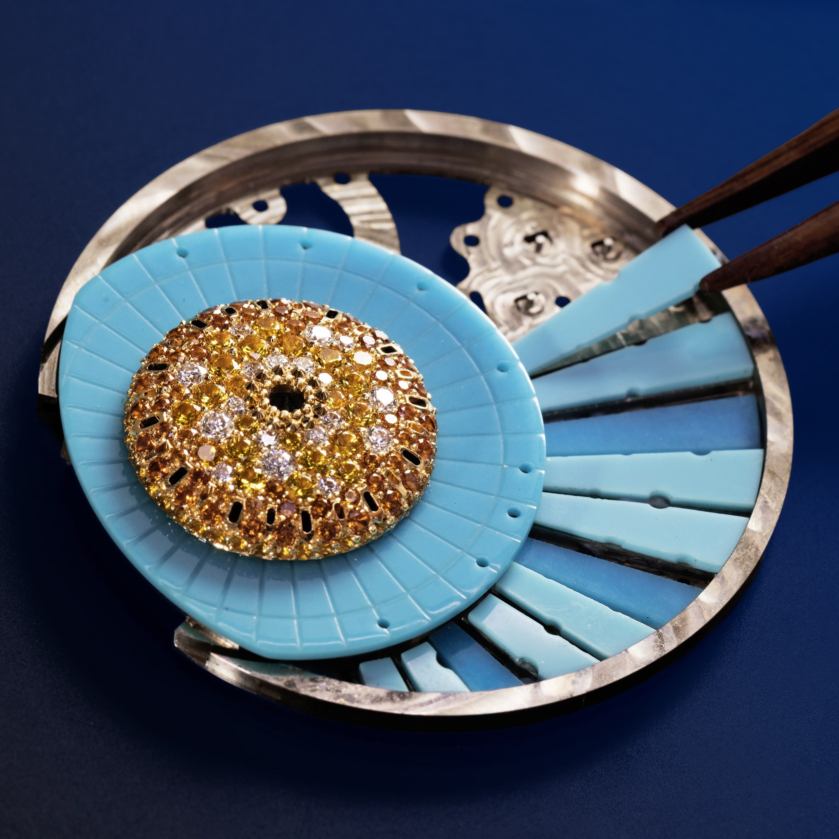 Приподнятая оправа. Часы Lady Arpels Jour Enchanté, коллекция Extraordinary Dials™, Van Cleef & Arpels.