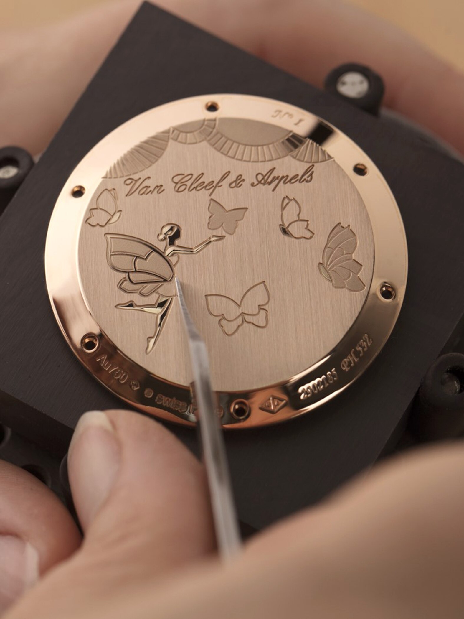 Métiers d'art enchant the hours - Van Cleef & Arpels