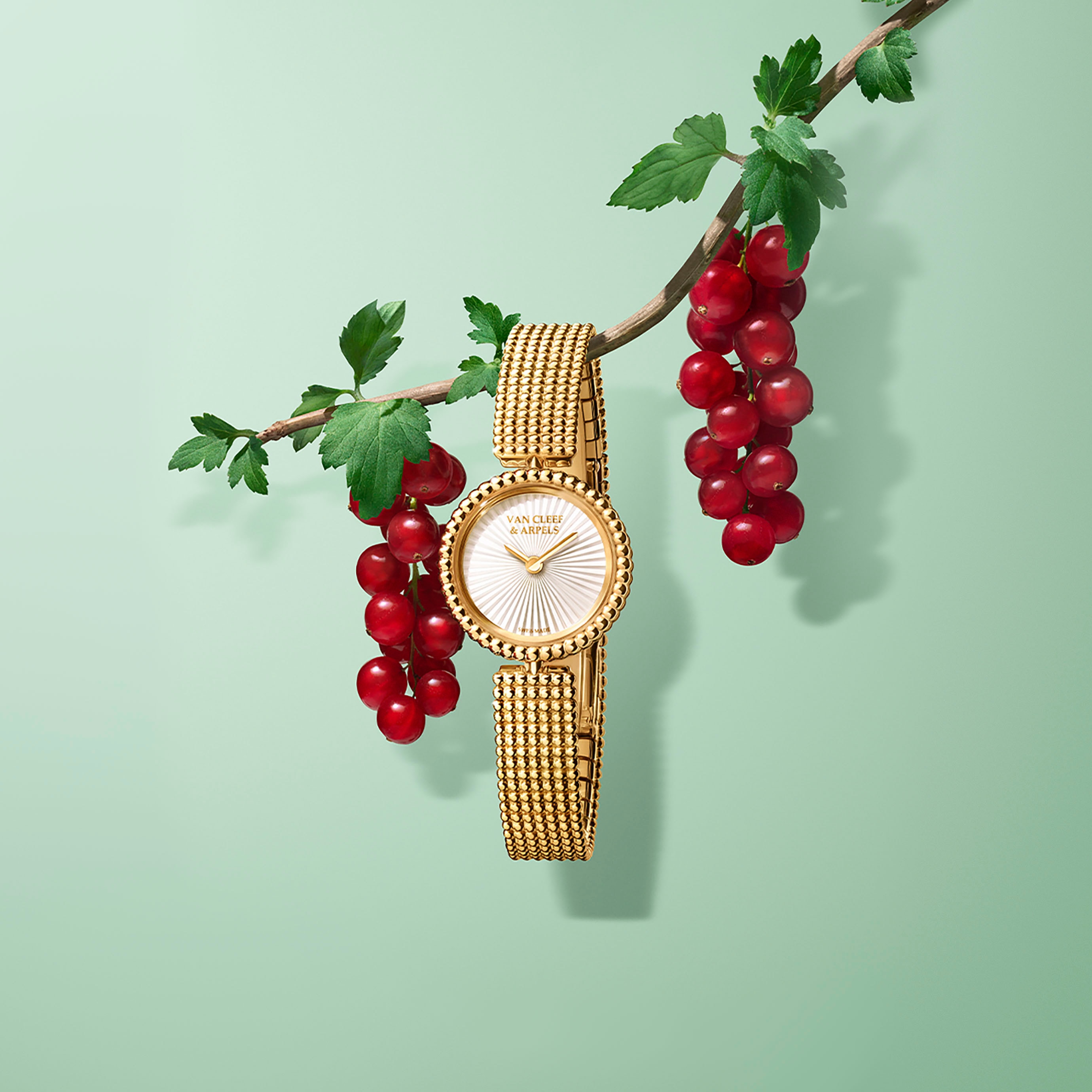 Uhr, 23 mm, 18 Karat Gelbgold, guillochiertes weißes Perlmutt, Schweizer Quarzwerk. Kollektion Perlée, Van Cleef & Arpels.