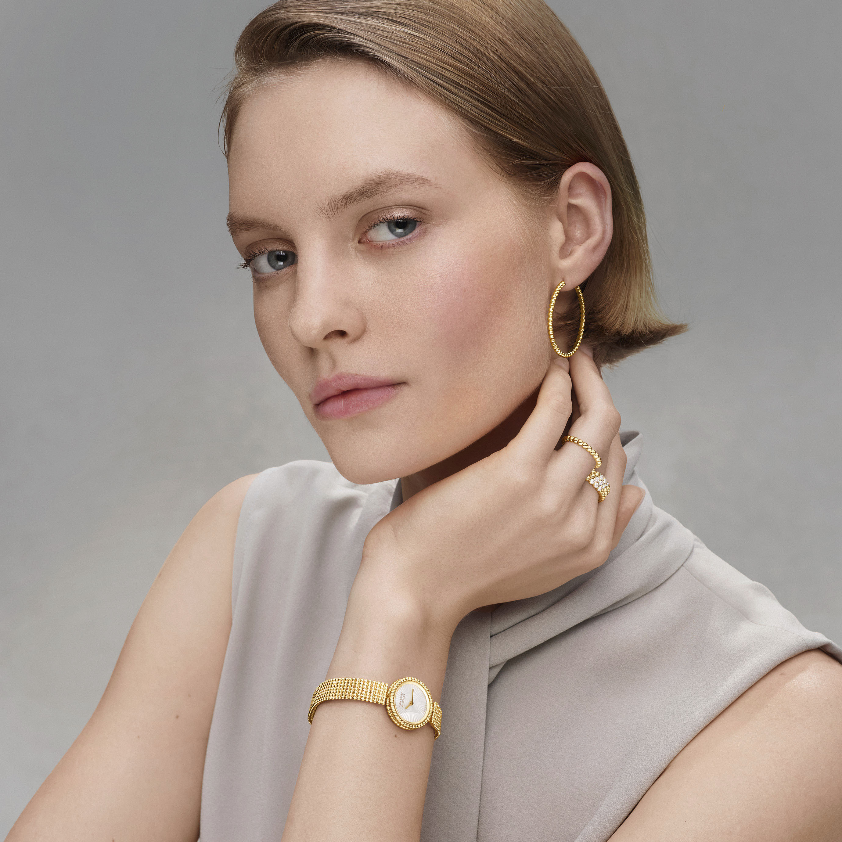 Uhr, 23 mm, 18 Karat Gelbgold, guillochiertes weißes Perlmutt, Schweizer Quarzwerk; Kreolen und Ring Perles d’Or. Kollektion Perlée, Van Cleef & Arpels.