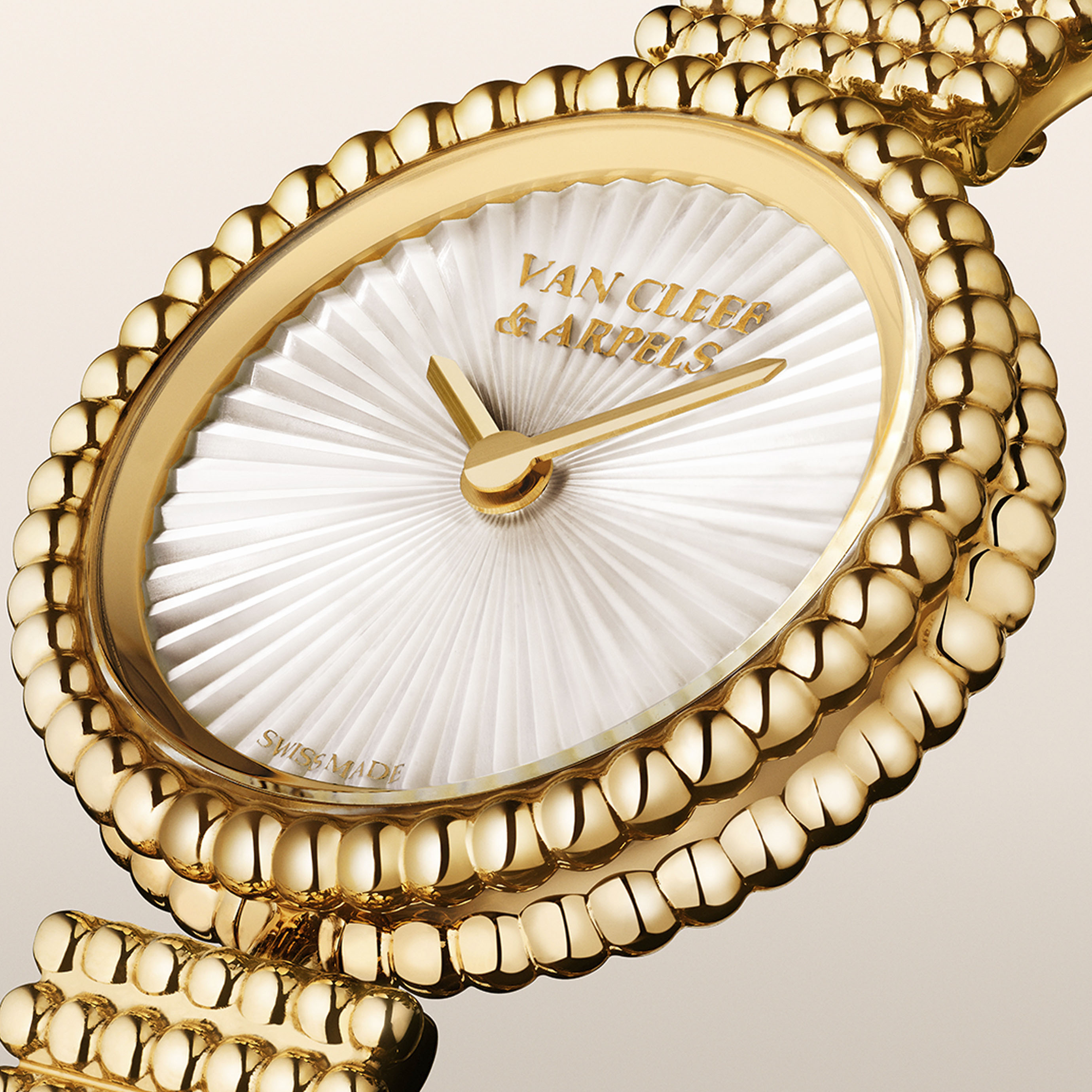 Uhr, 23 mm, 18 Karat Gelbgold, guillochiertes weißes Perlmutt, Schweizer Quarzwerk. Kollektion Perlée, Van Cleef & Arpels.