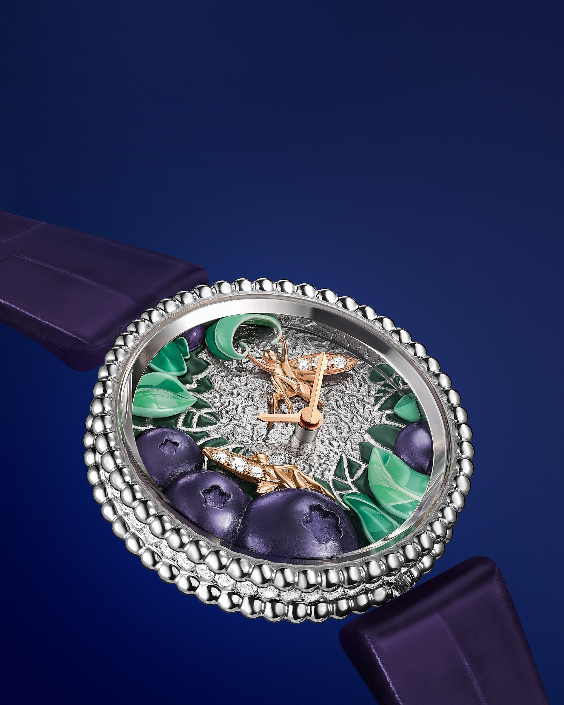 ساعة بيرليه إكسترا أورديناري فروي أنشانتيه ميرتيل، ذهب أبيض عيار 18 قيراط مطلي بالروديوم، ذهب وردي عيار 18 قيراط، ماس، مينا، رسم مصغر، حركة كوارتز سويسرية. مجموعة إكسترا أورديناري دايلز، دار فان كليف أند آربلز.