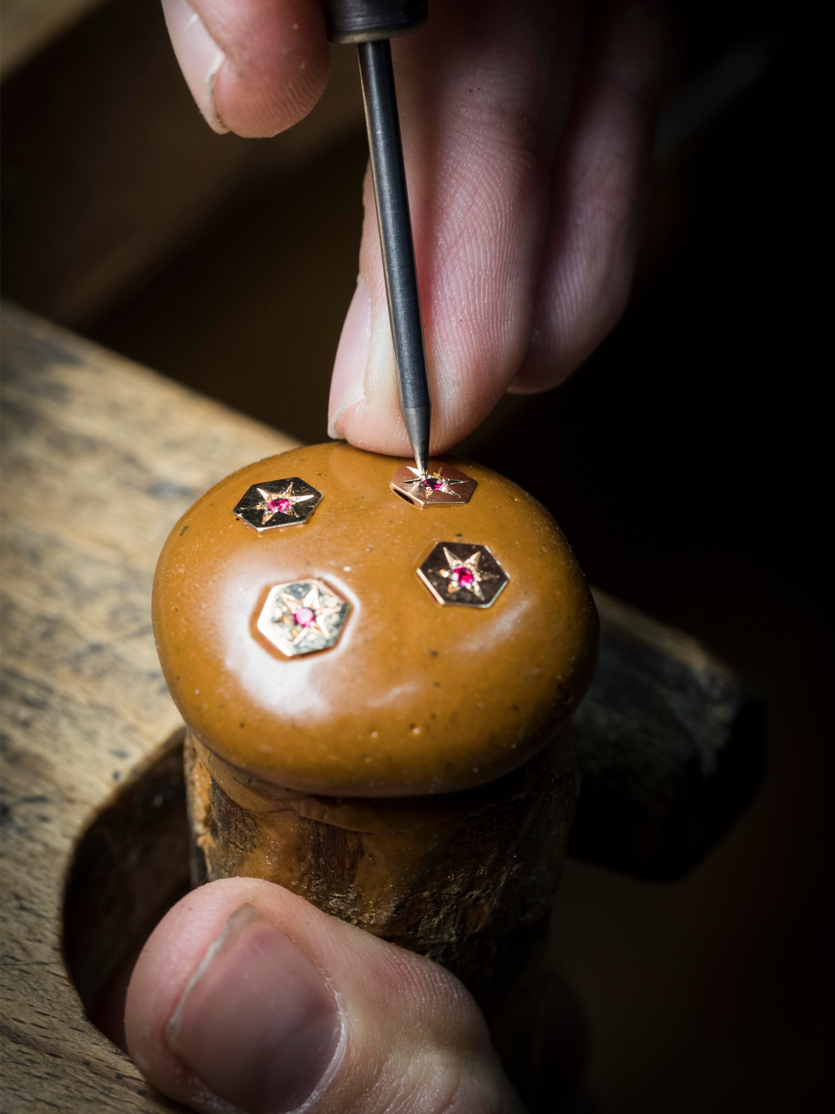 세팅 작업, 루도 시크릿 워치의 스타 세팅. 반클리프 아펠.